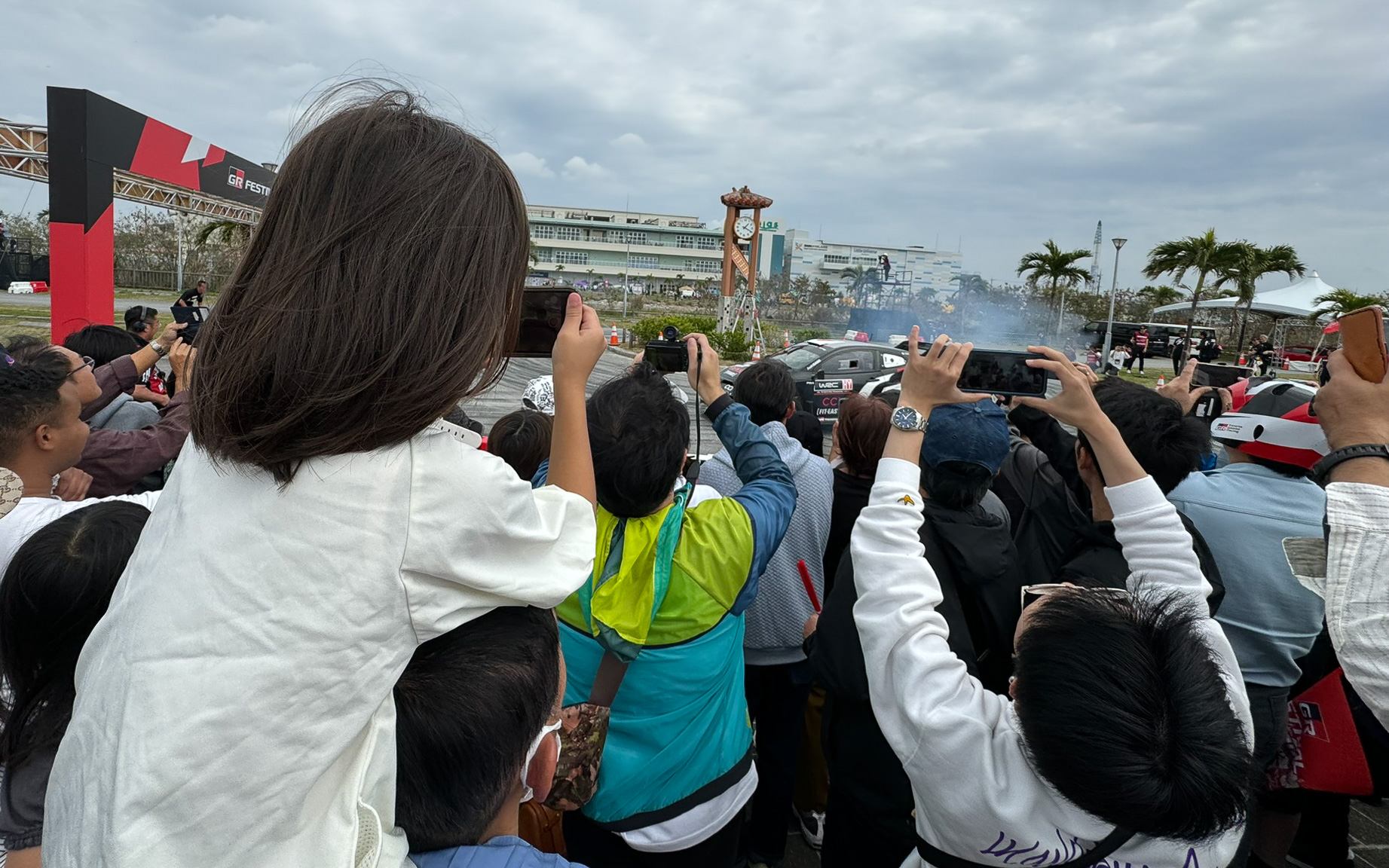 豊田章男会長のドーナツターンを楽しげに撮影する子供。ファミリー客の「あれが自動車会社の会長なのすげぇ」という言葉も聞かれた