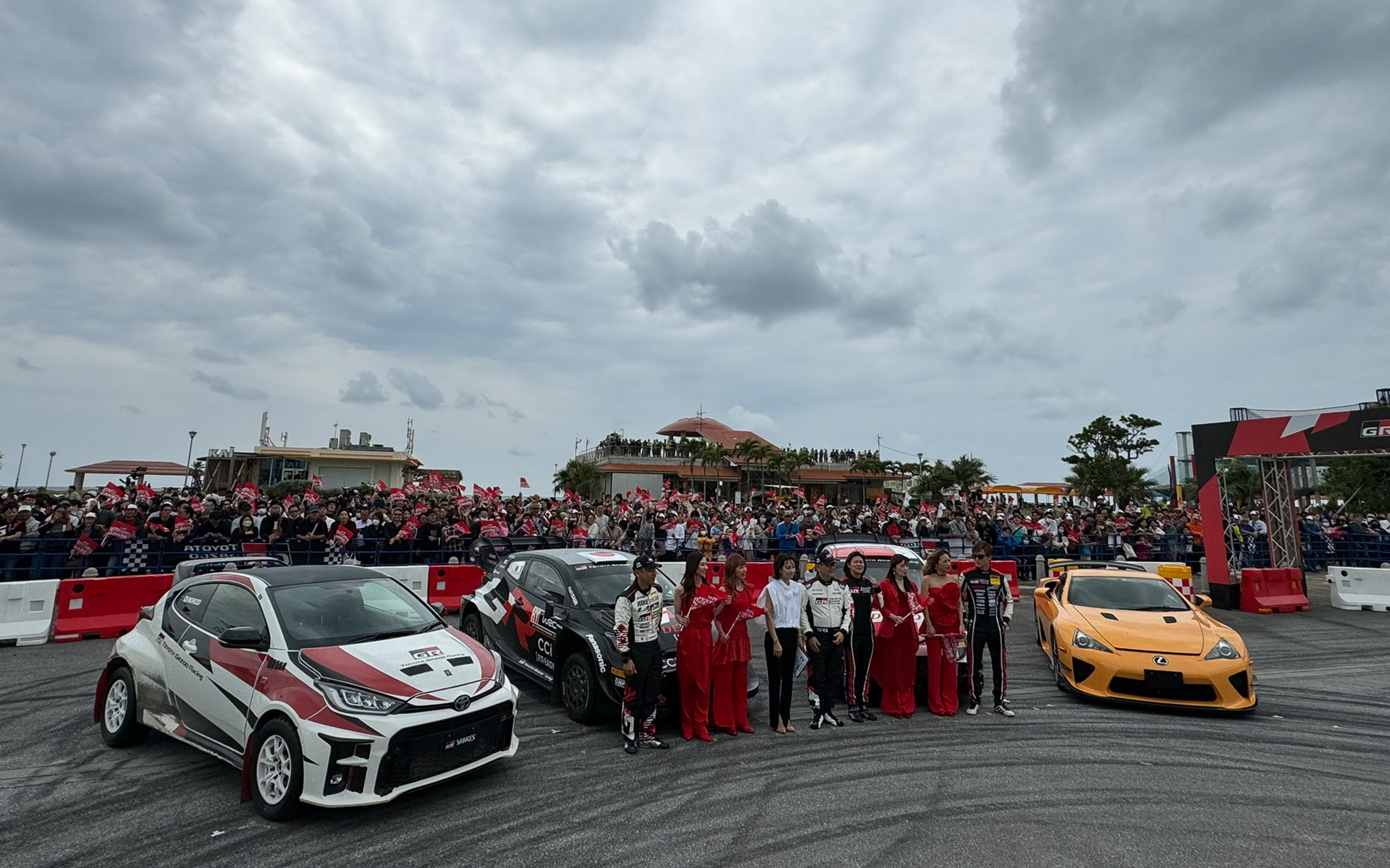 MAX、国仲涼子さんも加わっての記念写真