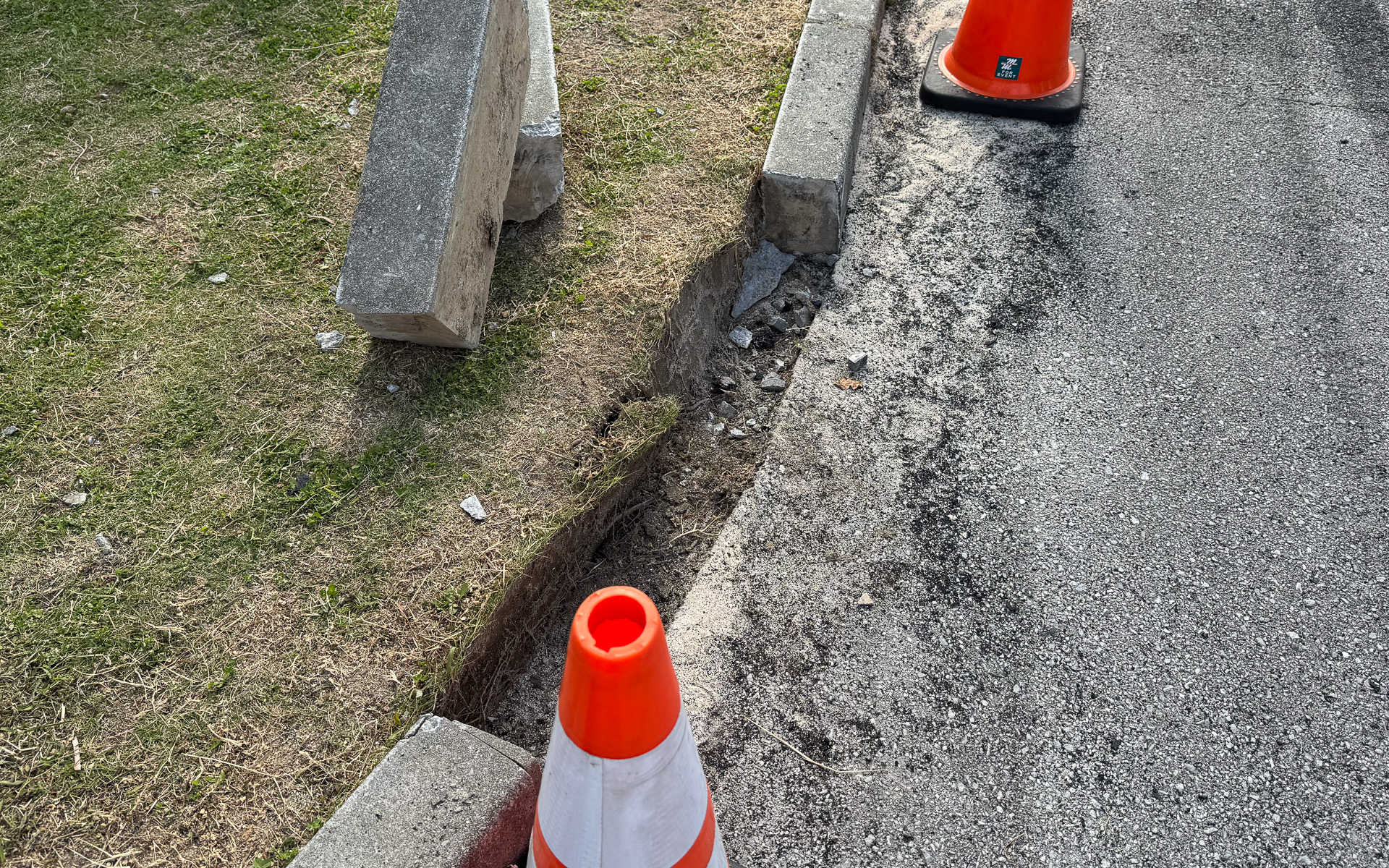 縁石がデモランで飛ばされている。その場所は、パイロンでガードされていた