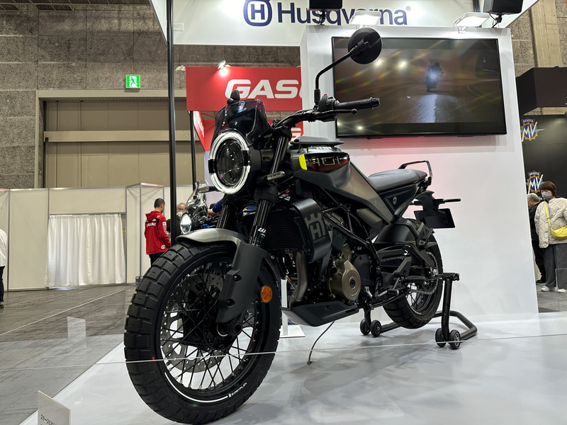 新LEDヘッドライトの新型「1390 SUPER DUKE R EVO」「990 DUKE」を展示