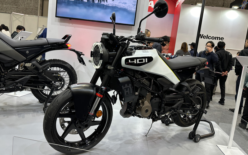 新LEDヘッドライトの新型「1390 SUPER DUKE R EVO」「990 DUKE」を展示