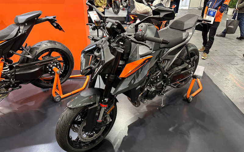 新LEDヘッドライトの新型「1390 SUPER DUKE R EVO」「990 DUKE」を展示