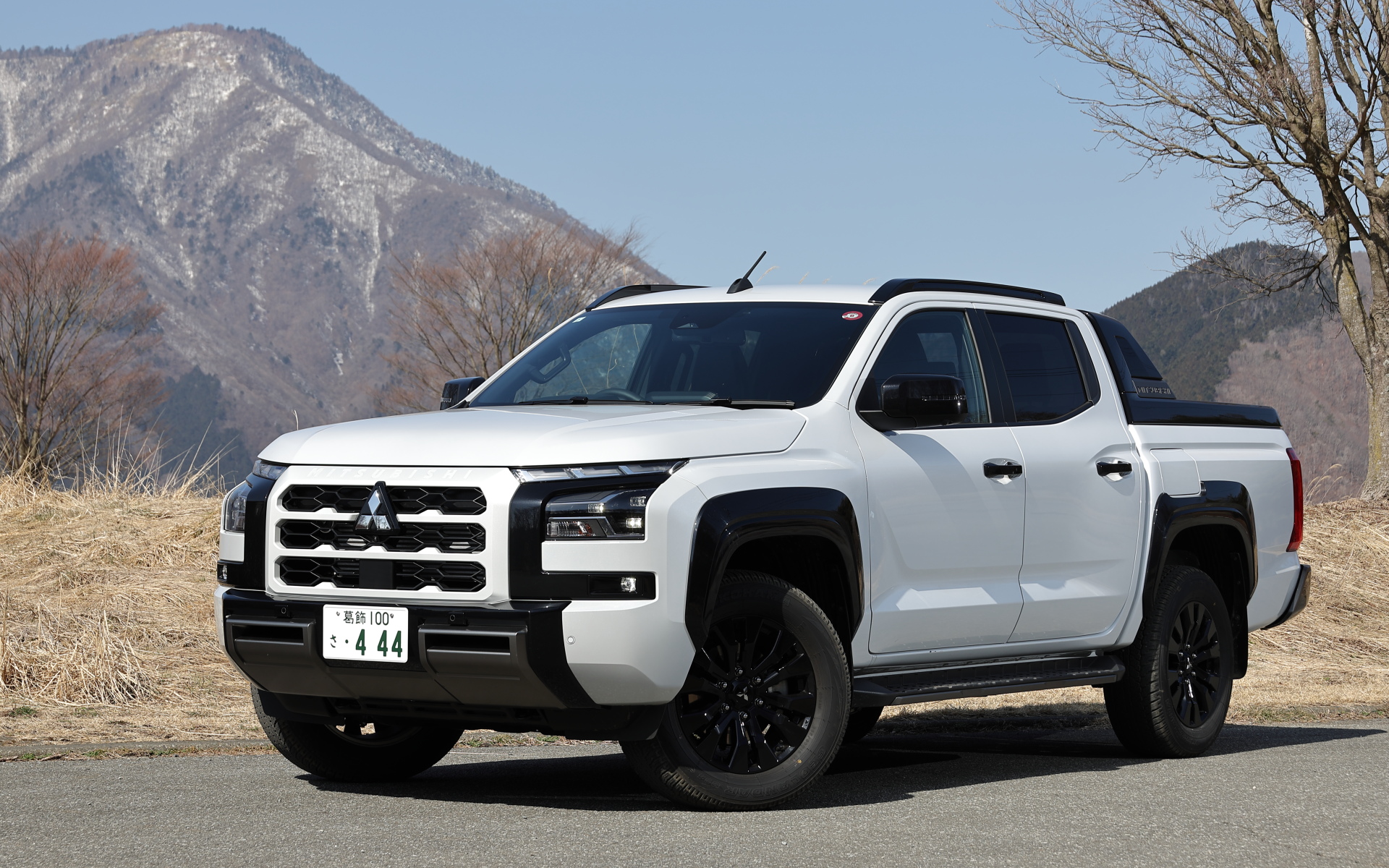 新型トライトンは標準グレードの「GLS」（498万800円）、上級グレードの「GSR」（540万1000円）の2モデルをラインアップ。GSRのボディサイズは5360×1930×1815mm（全長×全幅×全高）で、ホイールベースは3130mmと大柄な体躯となるが、最小回転半径は6.2mと取り回しのよさも考えて設計されている