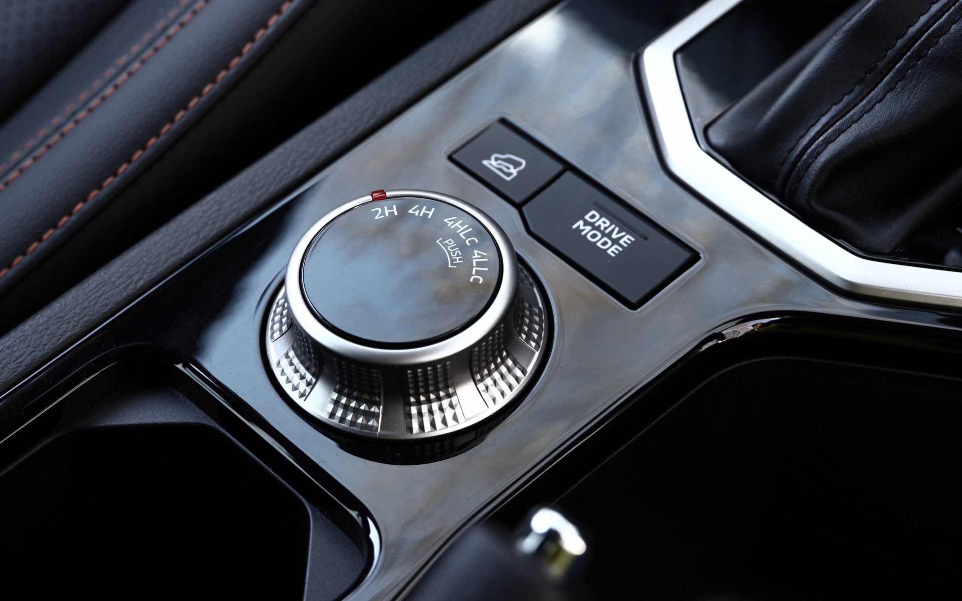 4WDシステムは走行中にダイヤル式のセレクターで簡単に4WDモードを変更することができ、前40%、後60%に駆動力を配分し、トラクション性能とコーナリング性能を両立するトルク感応式LSDを備えた三菱自動車独自のスーパーセレクト4WD-IIを採用。ドライブモードはすべての4WDモードに設定されている「NORMAL」モードをはじめ、2Hには経済性を重視した「ECO」、4Hに「GRAVEL(未舗装路)」と「SNOW(氷雪路)」、4HLcにトラクション性能を引き出す「MUD(泥濘)」と「SAND(砂地)」、4LLcには「ROCK(岩場)」モードが設定される