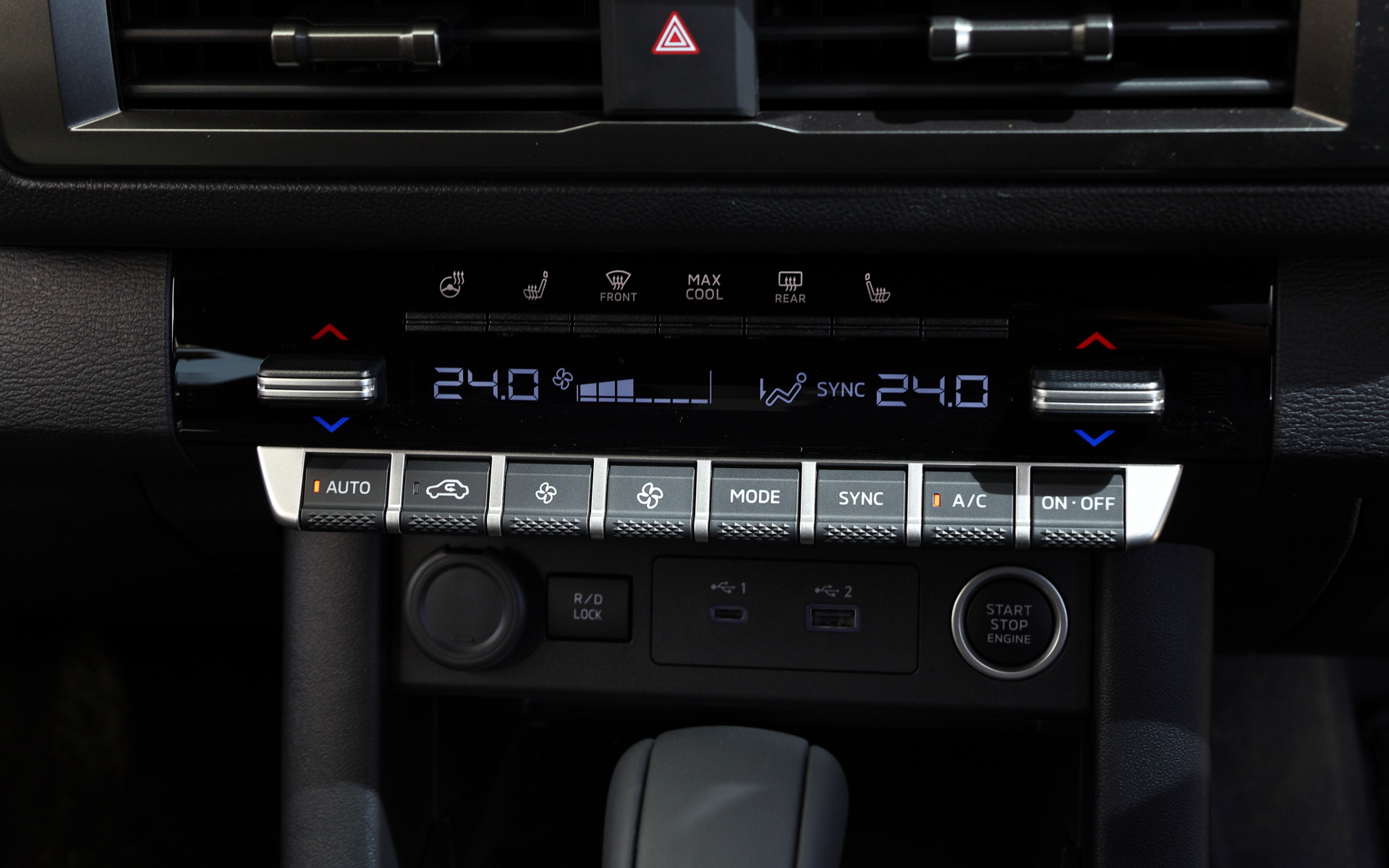 電子機器の充電用としてインストルメントパネルとセンターコンソールにタイプAとタイプCのUSBを用意。インストルメントパネルセンター下部にはスマートフォンのワイヤレスチャージャーも装備