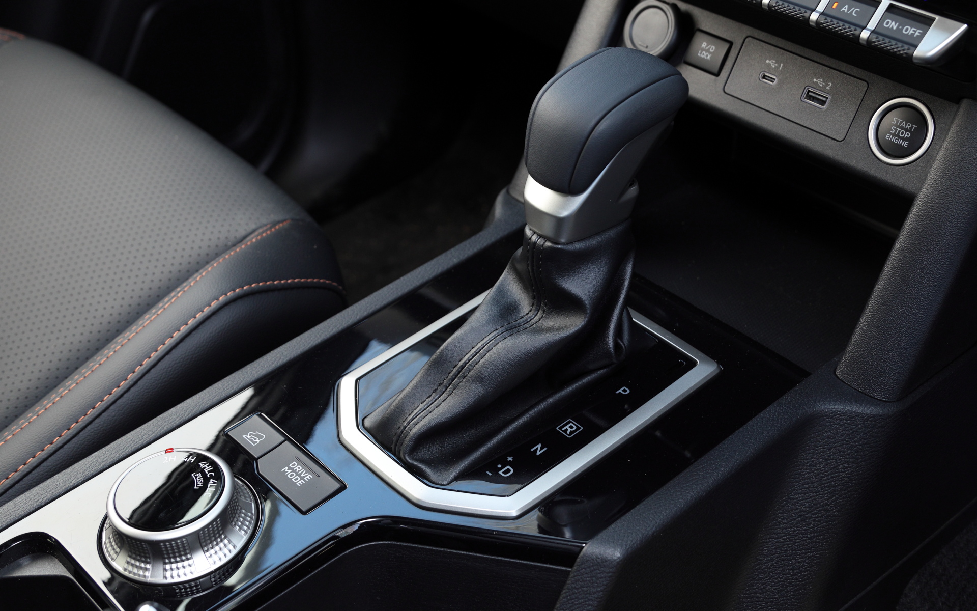 プロフェッショナルユースを意識し、乗員を保護するためにソフトパットを要所に採用し、実用性の高さを確保。モニターやメーター、コントラストをつけたスイッチ類は視認性にこだわり、セレクター、ダイヤル、スイッチ類は手袋をしたままでも確実に操作ができるよう程よい節度感を実現した