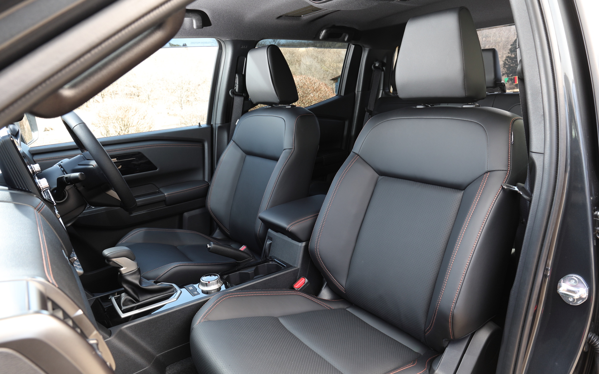 フロントシートは腰まわりをしっかりサポートし、肩付近は動きやすく開放的な形状としてドライバーの疲労を軽減。また、アップライトな乗車姿勢とすることで室内からの視認性を向上させつつ、フロントピラーを立ててドア開口部を広げるとともにサイドステップの幅を広げるなど、乗降性も向上させている