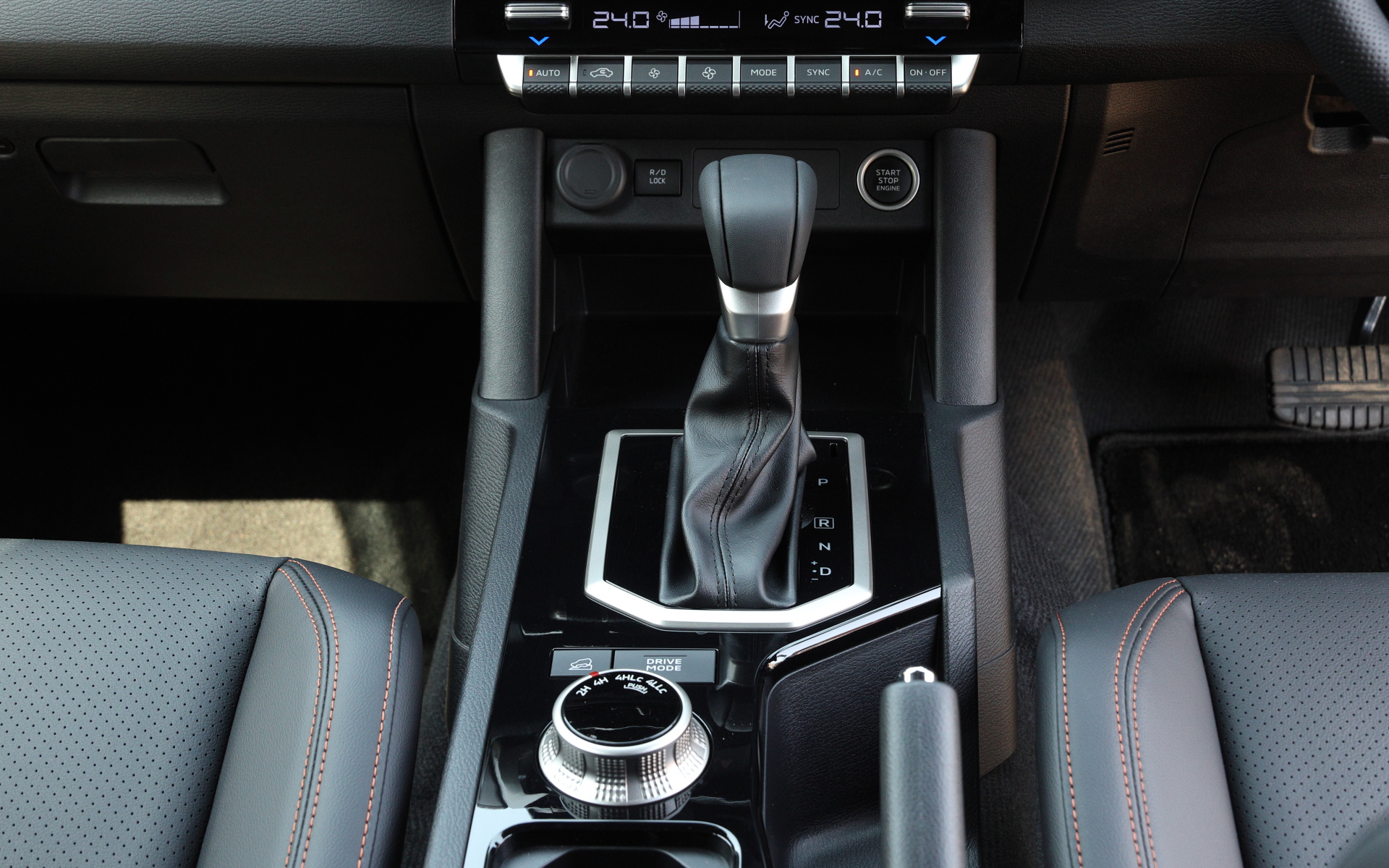 プロフェッショナルユースを意識し、乗員を保護するためにソフトパットを要所に採用し、実用性の高さを確保。モニターやメーター、コントラストをつけたスイッチ類は視認性にこだわり、セレクター、ダイヤル、スイッチ類は手袋をしたままでも確実に操作ができるよう程よい節度感を実現した