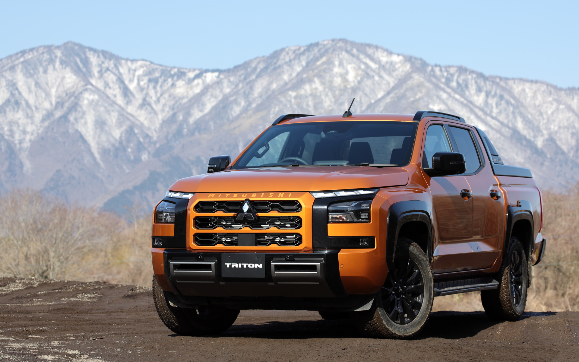 今回試乗したのは2月15日に販売を開始した、三菱自動車の新型1tピックアップトラック「トライトン」。2023年12月21日から先行注文の受け付けを開始し、3月10日時点で約1700台の注文を受けている（月販計画は200台）。標準グレードの「GLS」、上級グレードの「GSR」の2モデルを用意するが、全体の約9割が上級グレードのGSRを選択（GSRが88％、GLSが12％）しているという。GSRのボディサイズは5360×1930×1815mm（全長×全幅×全高）で、ホイールベースは3130mm