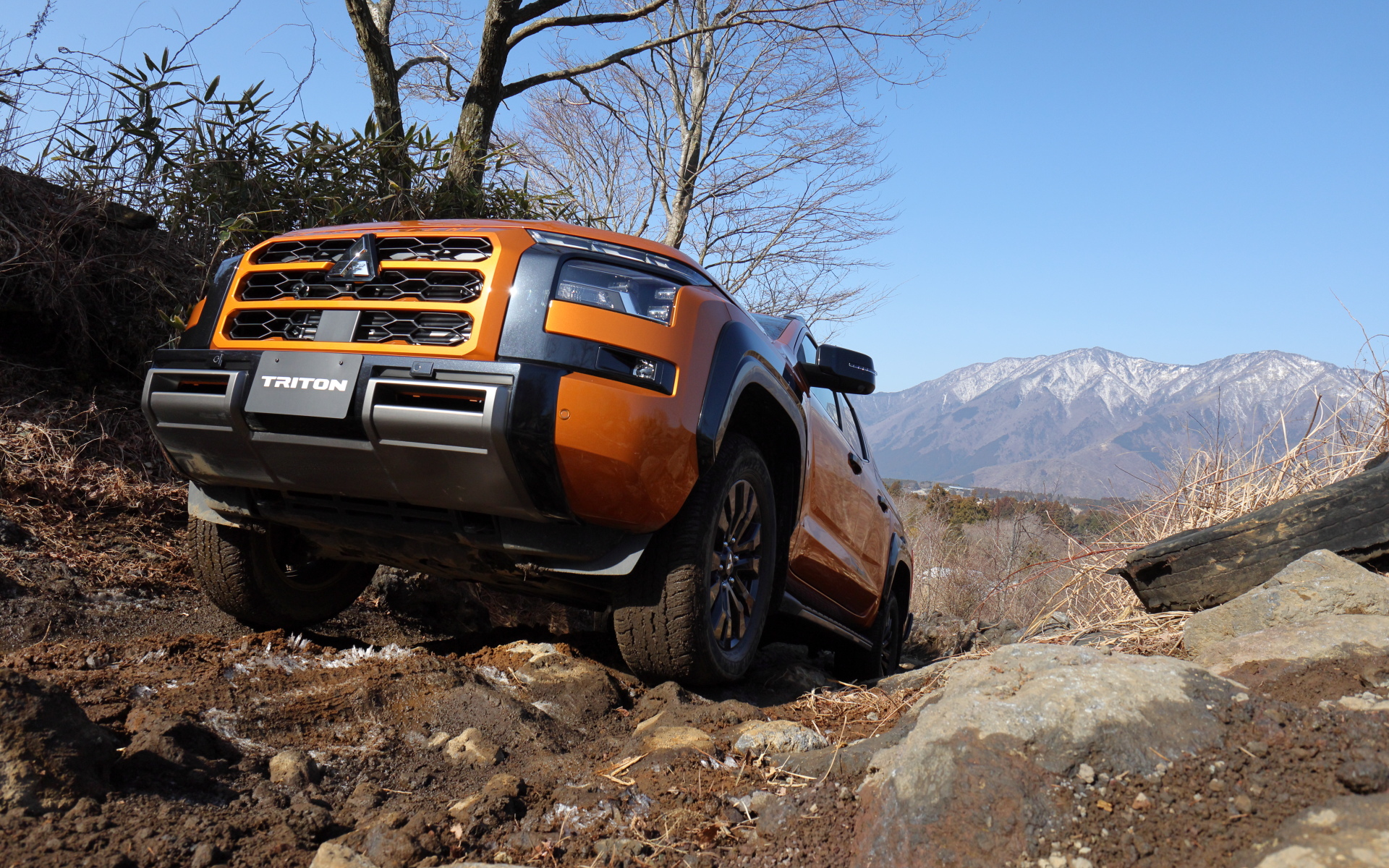 オフロードを走る新型トライトン