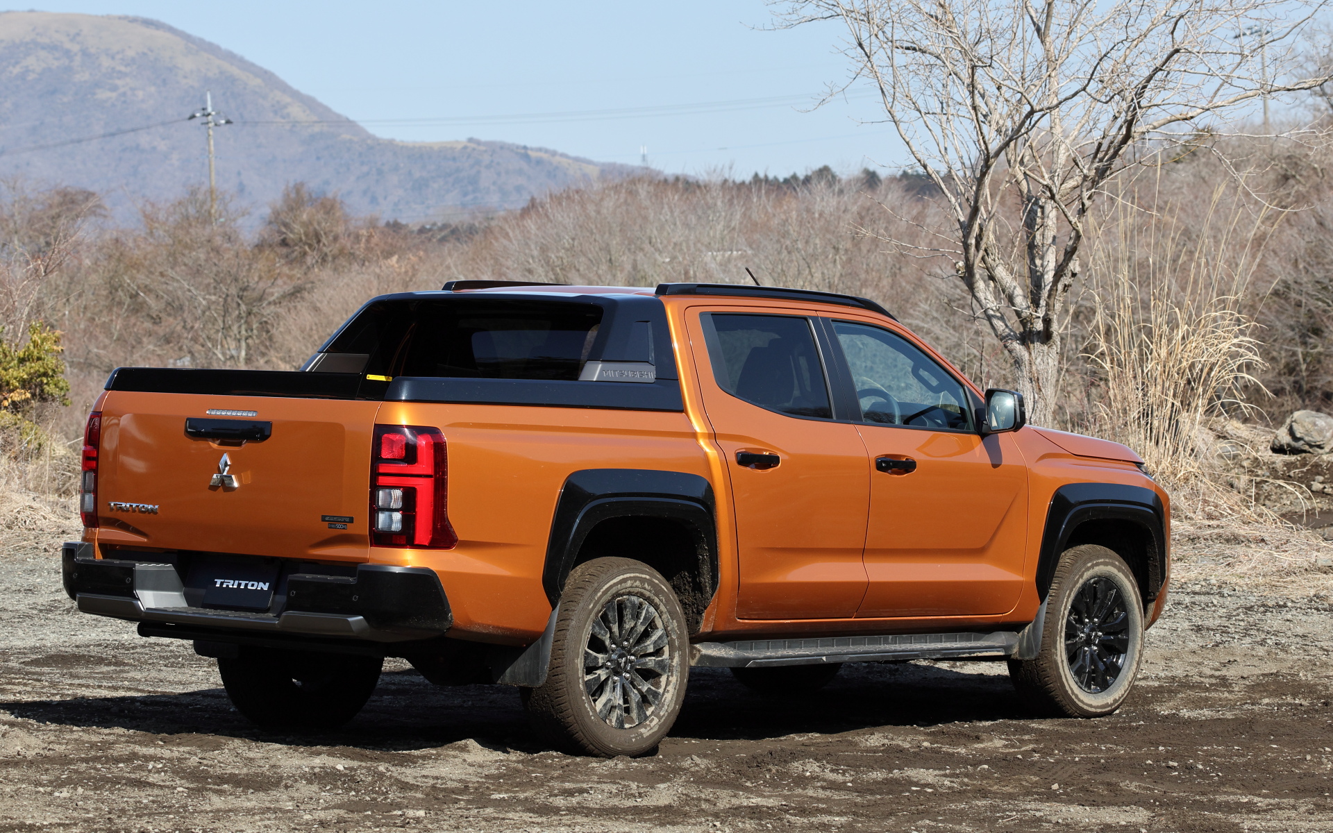 今回試乗したのは2月15日に販売を開始した、三菱自動車の新型1tピックアップトラック「トライトン」。2023年12月21日から先行注文の受け付けを開始し、3月10日時点で約1700台の注文を受けている（月販計画は200台）。標準グレードの「GLS」、上級グレードの「GSR」の2モデルを用意するが、全体の約9割が上級グレードのGSRを選択（GSRが88％、GLSが12％）しているという。GSRのボディサイズは5360×1930×1815mm（全長×全幅×全高）で、ホイールベースは3130mm