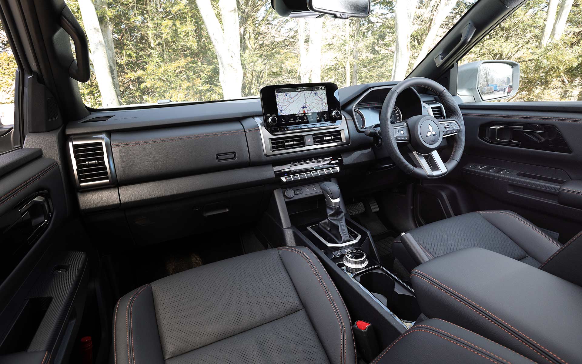 GSRのインテリア。4WDのモードセレクターの操作はセンターコンソールのダイヤルで可能となっており、後輪駆動の「2H」、フルタイム4WDの「4H」、センターディファレンシャル直結の「4HLc」、さらによりローギヤの「4LLc」の4種類が選択可能。ドライブモードはすべての4WDモードに設定されている「NORMAL」モードをはじめ、2Hには経済性を重視した「ECO」、4Hに「GRAVEL(未舗装路)」と「SNOW(氷雪路)」、4HLcにトラクション性能を引き出す「MUD(泥濘)」と「SAND(砂地)」、4LLcには「ROCK(岩場)」モードが設定される