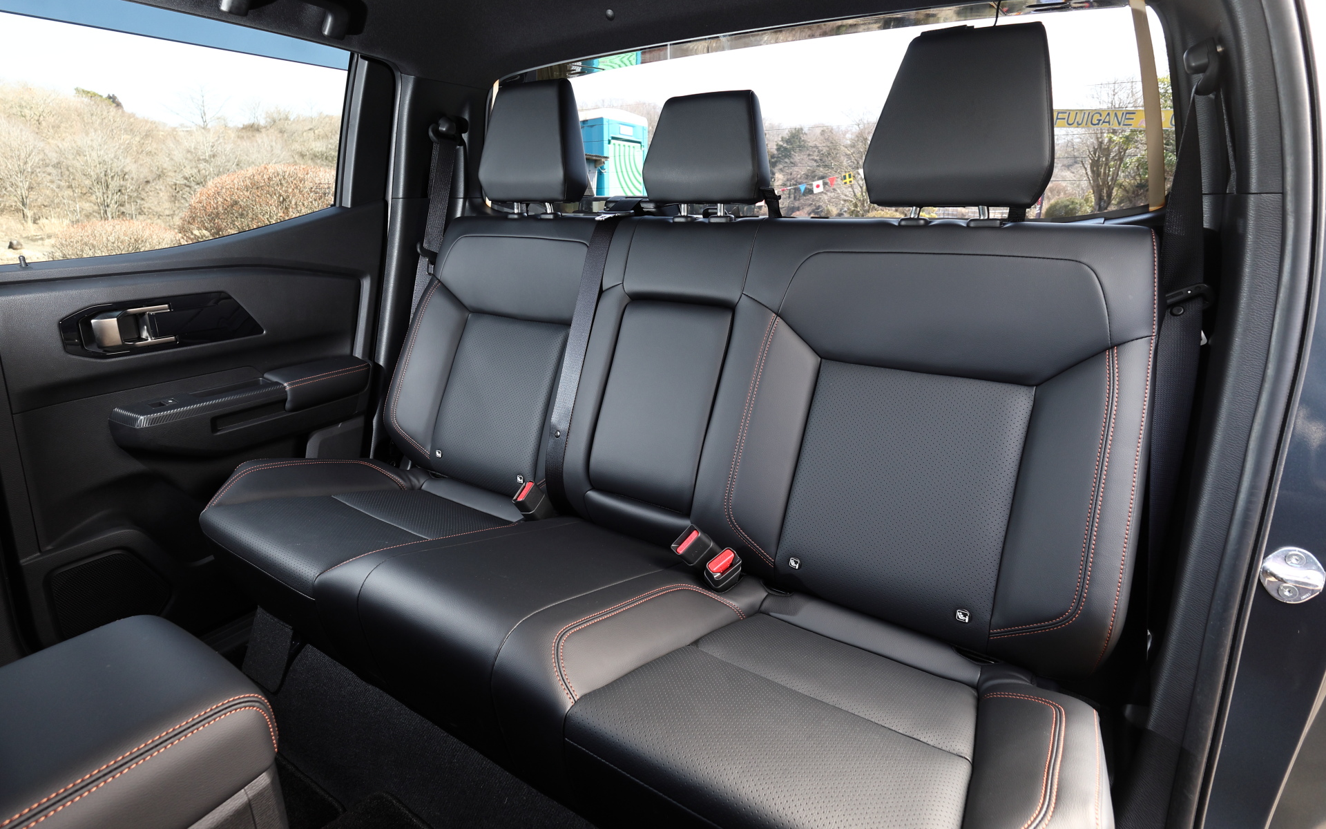 GSRのインテリア。4WDのモードセレクターの操作はセンターコンソールのダイヤルで可能となっており、後輪駆動の「2H」、フルタイム4WDの「4H」、センターディファレンシャル直結の「4HLc」、さらによりローギヤの「4LLc」の4種類が選択可能。ドライブモードはすべての4WDモードに設定されている「NORMAL」モードをはじめ、2Hには経済性を重視した「ECO」、4Hに「GRAVEL（未舗装路）」と「SNOW（氷雪路）」、4HLcにトラクション性能を引き出す「MUD（泥濘）」と「SAND（砂地）」、4LLcには「ROCK（岩場）」モードが設定される