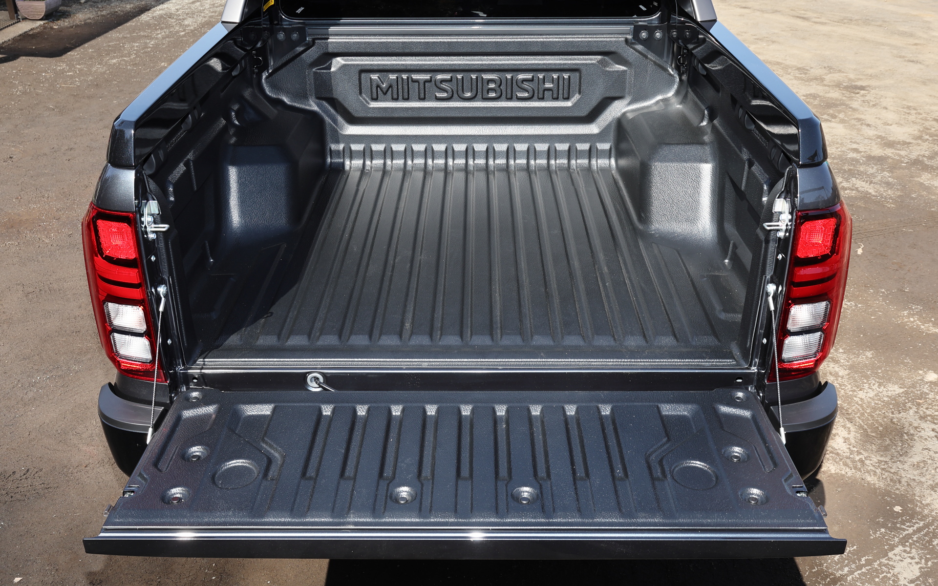 GSRのインテリア。4WDのモードセレクターの操作はセンターコンソールのダイヤルで可能となっており、後輪駆動の「2H」、フルタイム4WDの「4H」、センターディファレンシャル直結の「4HLc」、さらによりローギヤの「4LLc」の4種類が選択可能。ドライブモードはすべての4WDモードに設定されている「NORMAL」モードをはじめ、2Hには経済性を重視した「ECO」、4Hに「GRAVEL（未舗装路）」と「SNOW（氷雪路）」、4HLcにトラクション性能を引き出す「MUD（泥濘）」と「SAND（砂地）」、4LLcには「ROCK（岩場）」モードが設定される