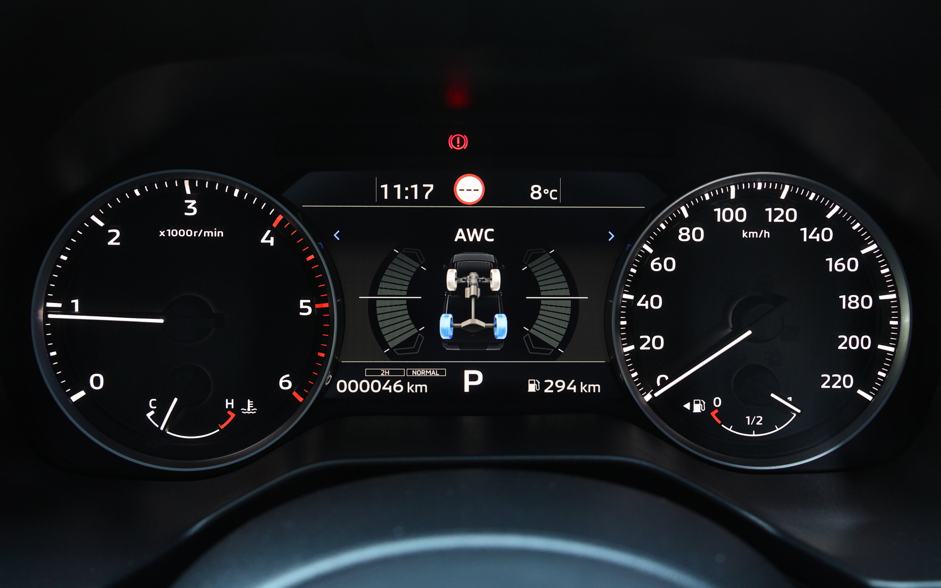 GSRのインテリア。4WDのモードセレクターの操作はセンターコンソールのダイヤルで可能となっており、後輪駆動の「2H」、フルタイム4WDの「4H」、センターディファレンシャル直結の「4HLc」、さらによりローギヤの「4LLc」の4種類が選択可能。ドライブモードはすべての4WDモードに設定されている「NORMAL」モードをはじめ、2Hには経済性を重視した「ECO」、4Hに「GRAVEL(未舗装路)」と「SNOW(氷雪路)」、4HLcにトラクション性能を引き出す「MUD(泥濘)」と「SAND(砂地)」、4LLcには「ROCK(岩場)」モードが設定される