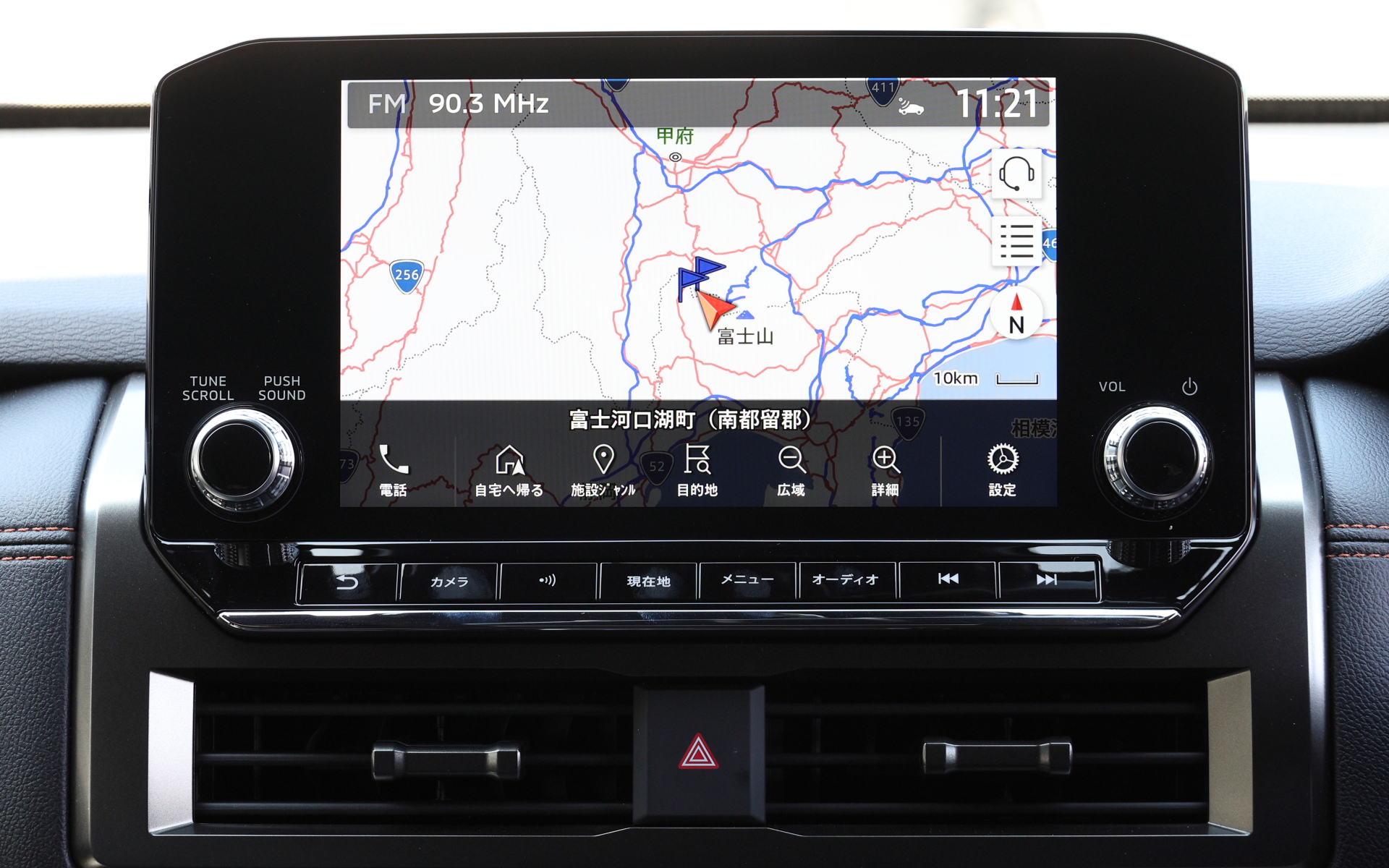 GSRのインテリア。4WDのモードセレクターの操作はセンターコンソールのダイヤルで可能となっており、後輪駆動の「2H」、フルタイム4WDの「4H」、センターディファレンシャル直結の「4HLc」、さらによりローギヤの「4LLc」の4種類が選択可能。ドライブモードはすべての4WDモードに設定されている「NORMAL」モードをはじめ、2Hには経済性を重視した「ECO」、4Hに「GRAVEL（未舗装路）」と「SNOW（氷雪路）」、4HLcにトラクション性能を引き出す「MUD（泥濘）」と「SAND（砂地）」、4LLcには「ROCK（岩場）」モードが設定される