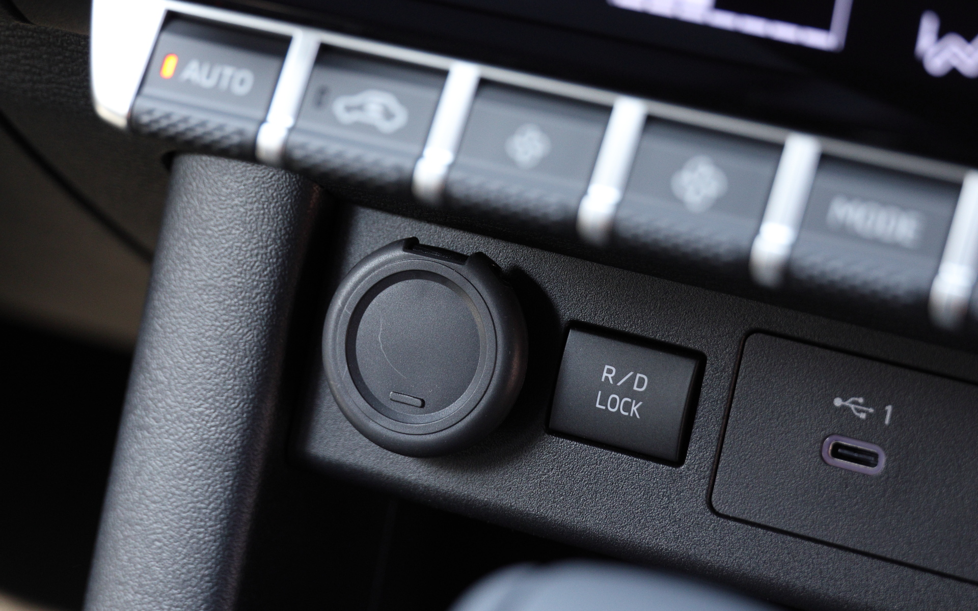 リアデフロックのスイッチはインパネ下部に用意される