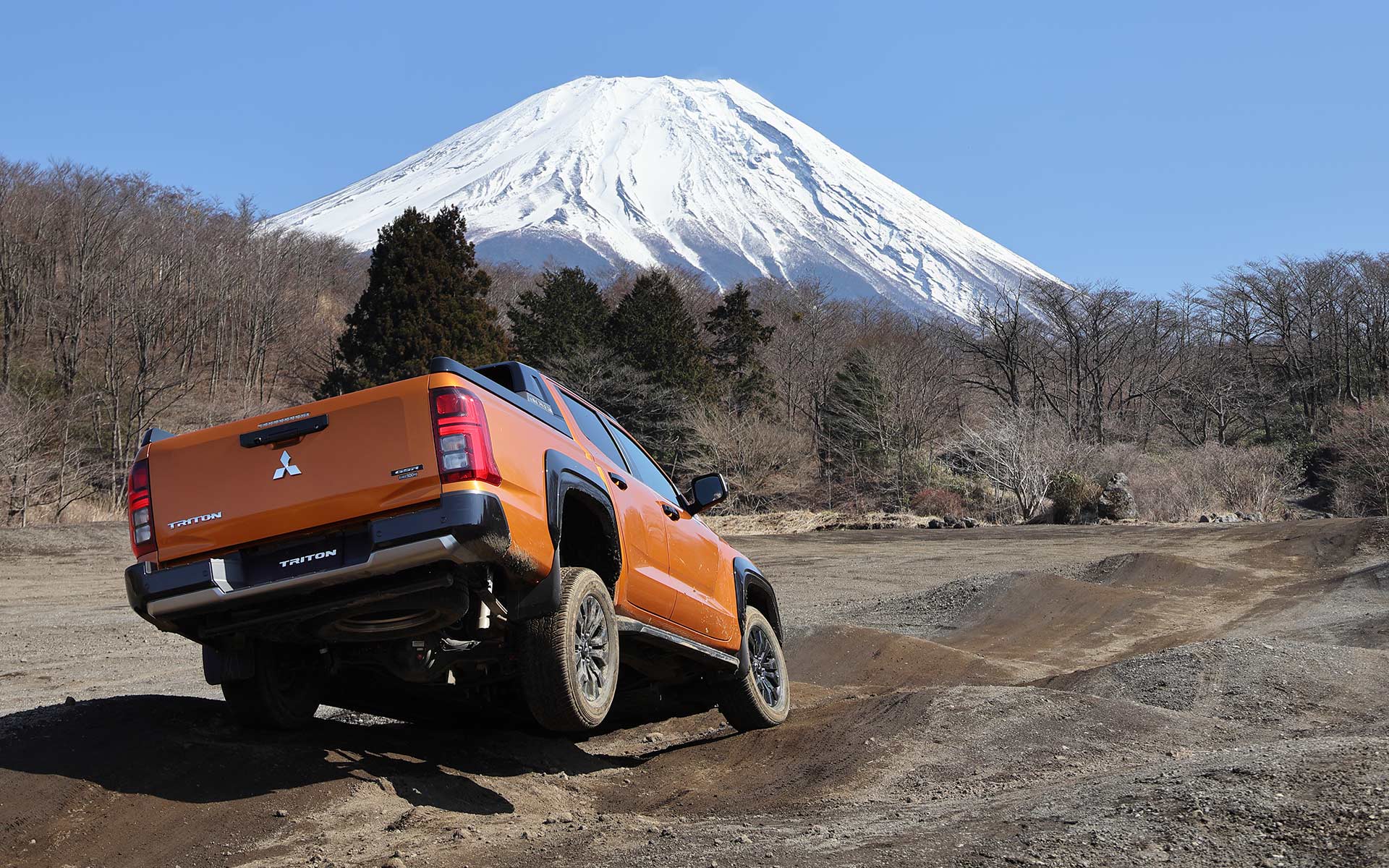 オフロードを走る新型トライトン