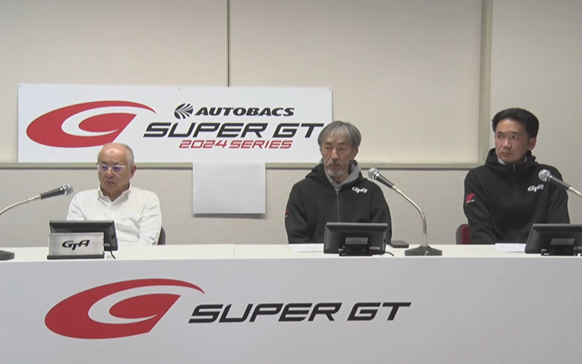 GTAが行なった会見。左から株式会社GTアソシエイション 代表取締役 坂東正明氏、SUPER GT レースダイレクター服部尚貴氏、株式会社GTアソシエイション レース事業部長 沢目拓氏