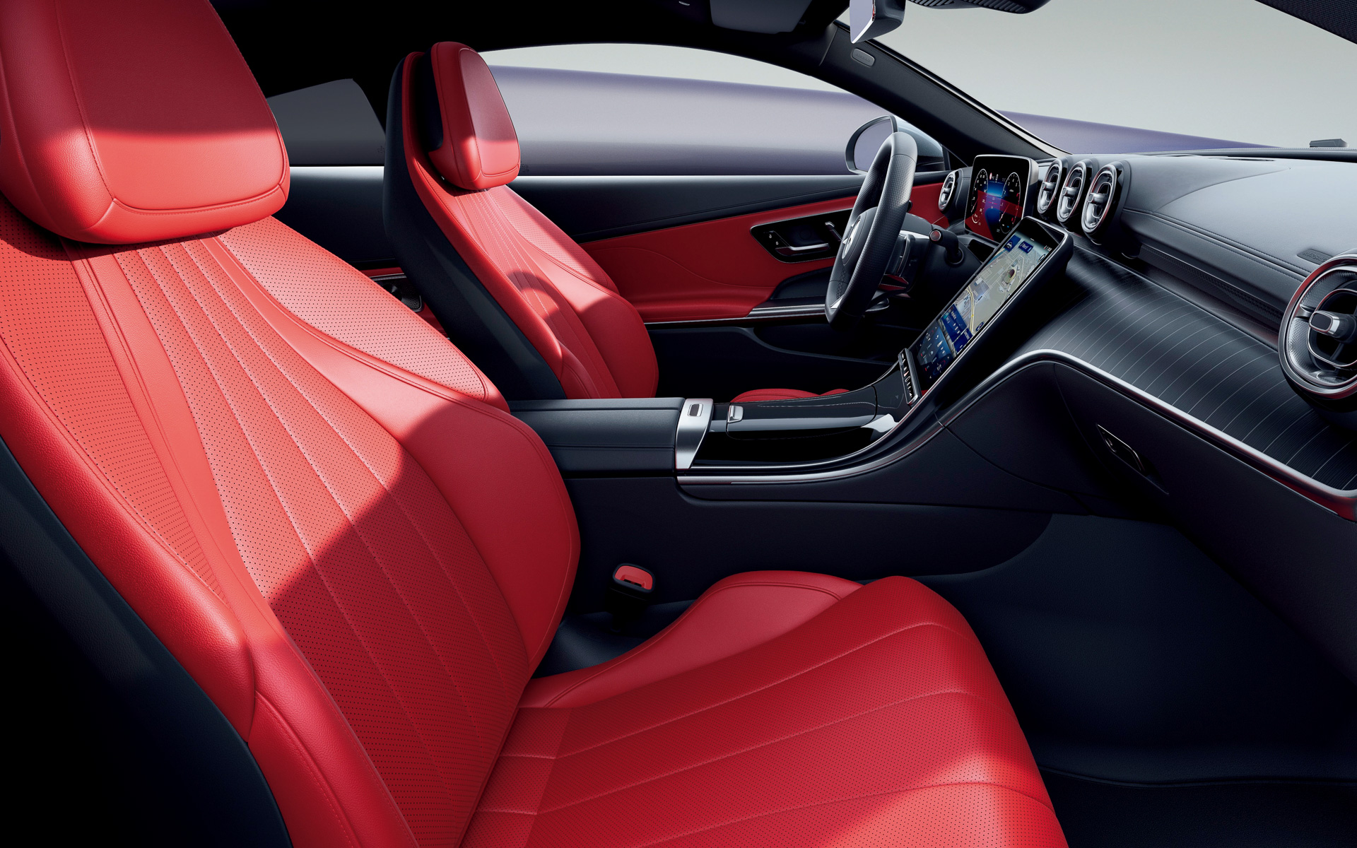 サイドの張り出しを強めたCLE専用スポーツシート。優美な曲線を描くバックレストのステッチは、スポーティなシートデザインにエレガントなタッチを加えることで上質さを向上。また、4色から選択可能な本革シートや（シートヒーター機能含む・運転席/助手席）もオプションで用意している