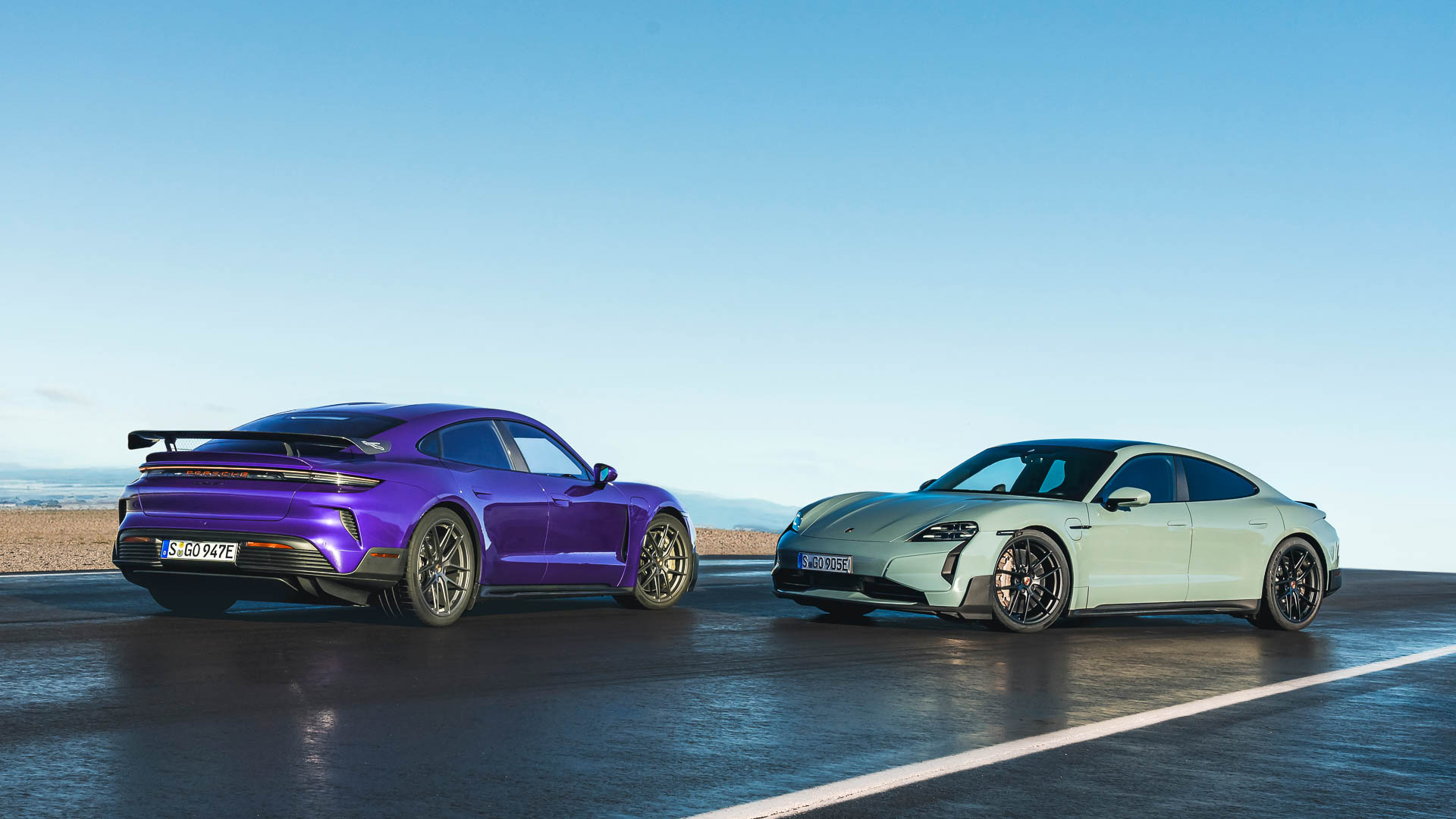 「タイカンターボGTヴァイザッハパッケージ」（左）、「タイカンターボGT」（右）