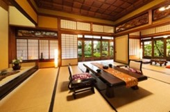 山中温泉 胡蝶は、豊かな木々と日本の粋を凝縮した書院造りの建物が出迎える、全8室の小さな宿。マニュアルのないきめ細やかな「おもてなし」と、ちょっと贅沢な気分を味わえる趣向を随所に配した日本が香る風流どころ