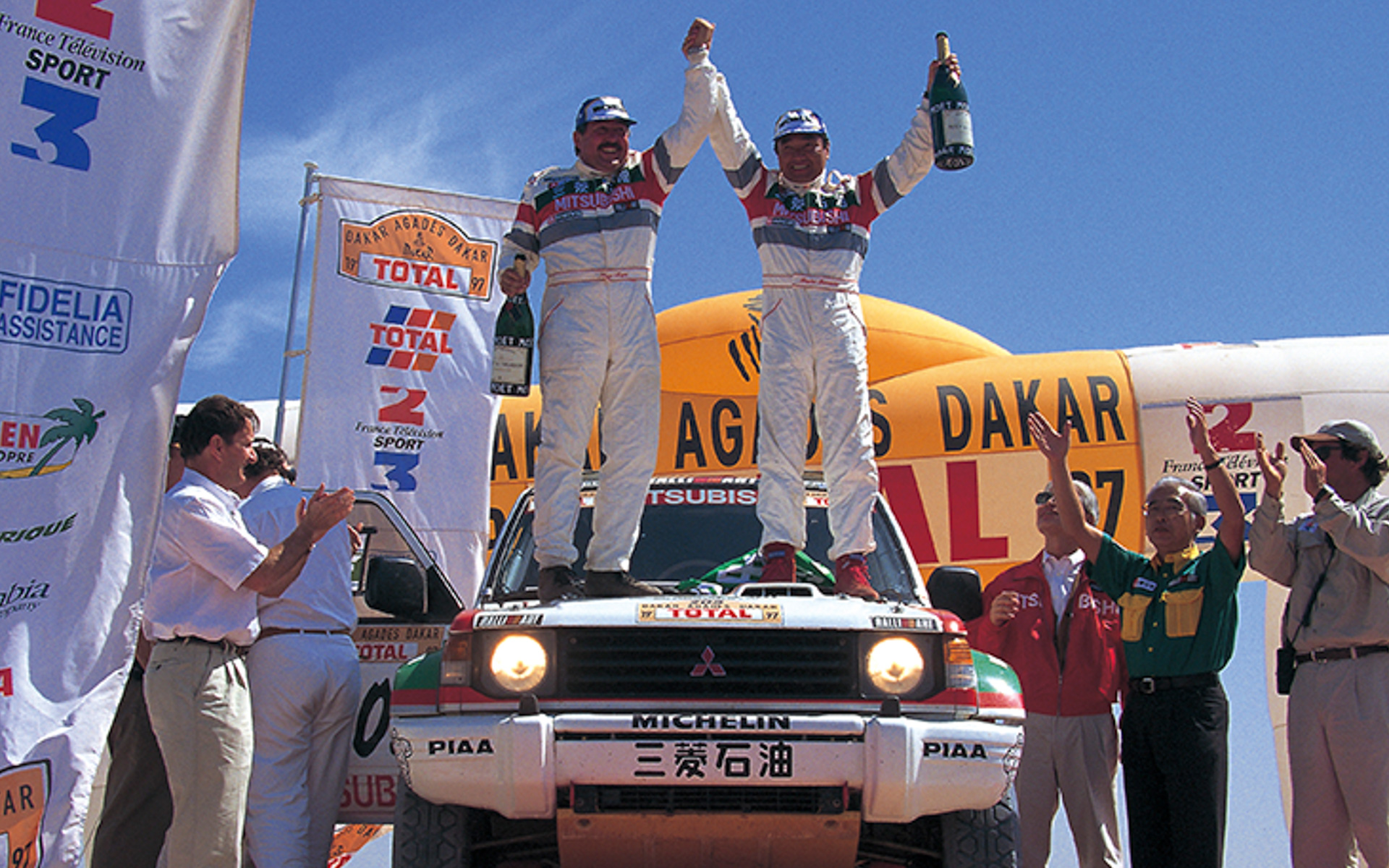 写真は1997年ダカールラリー優勝時の表彰台のシーン