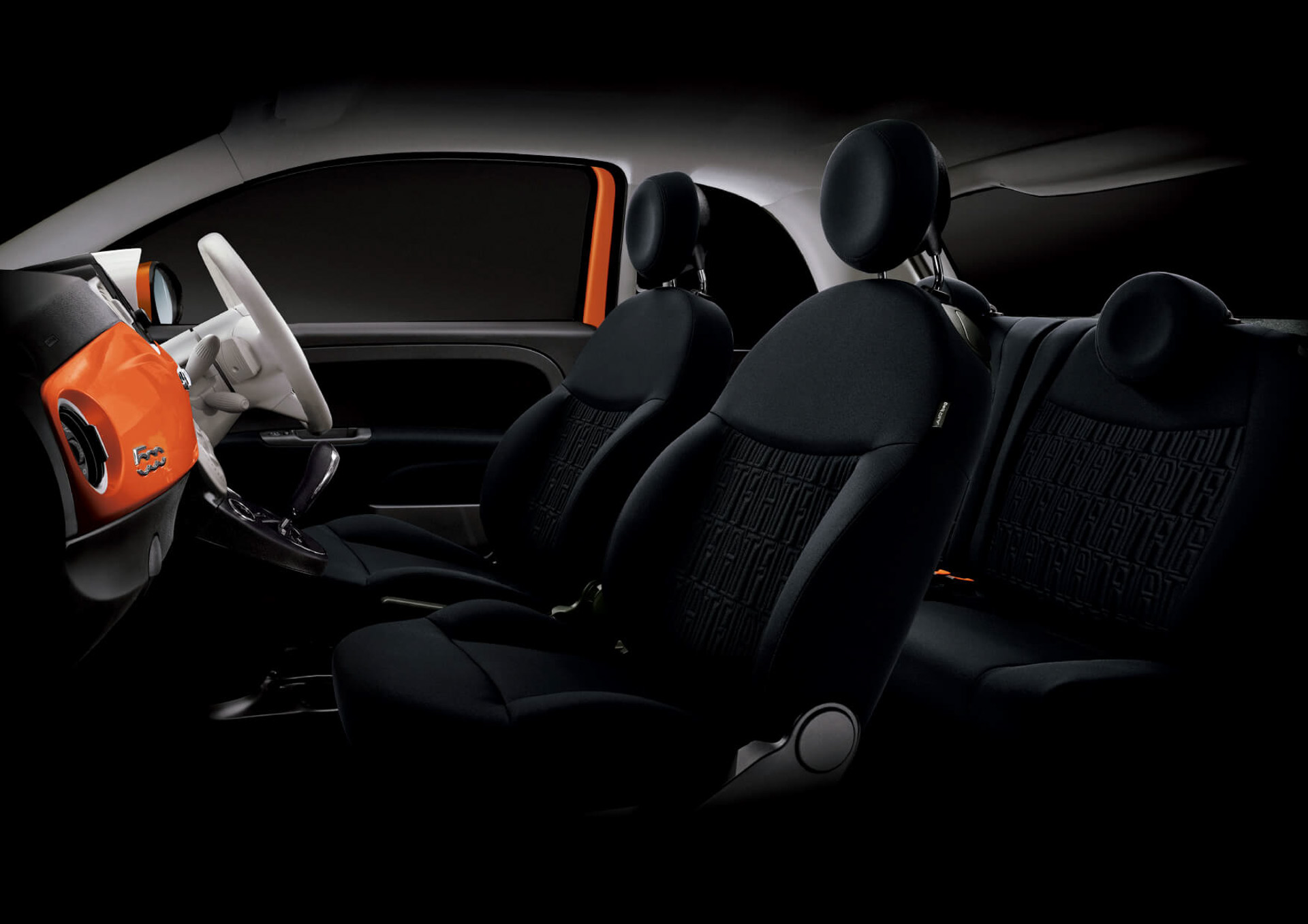 フィアットのロゴがエンボス加工されたファブリックシートが標準装備となったインテリア