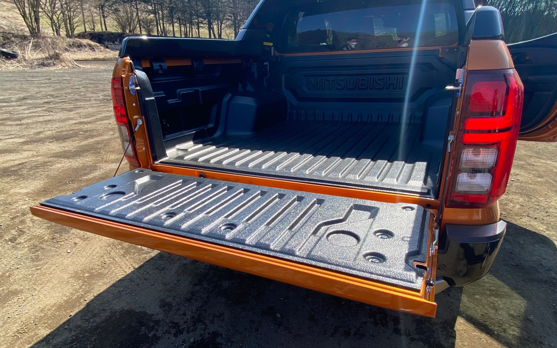 トライトンのテールゲートは耐荷重200kg。GSRにはドリンクを置くカップホルダーもあって、ピクニック気分でベンチのように使うことも想定されています