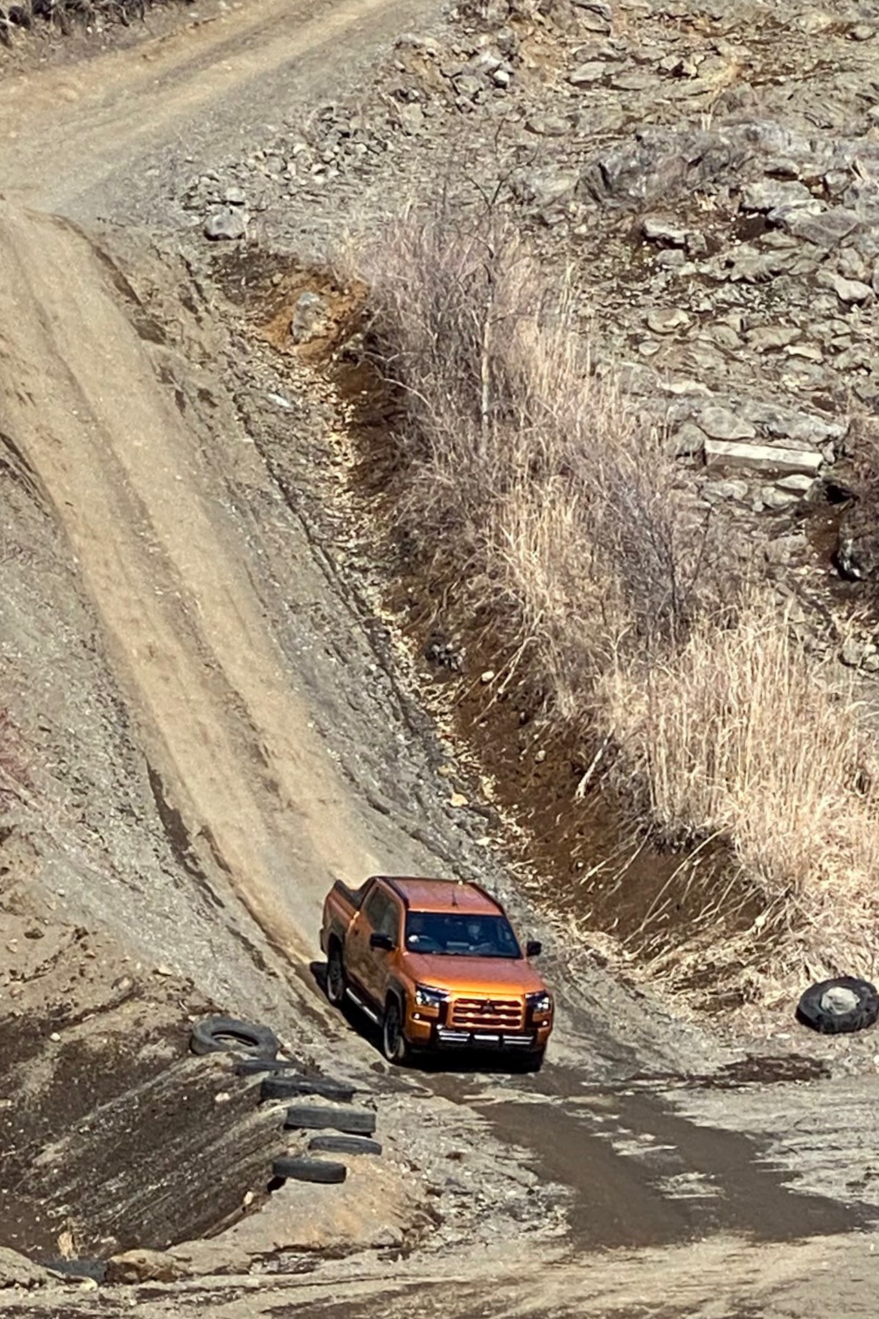 もはや運転席からは地面が視界から消えてしまうような急坂も、スイッチ1つで作動するヒルディセントコントロールのおかげで余裕の走行。これは後進でも作動するそうなので、坂を登っていったら行き止まりだった、なんて時でも安心です