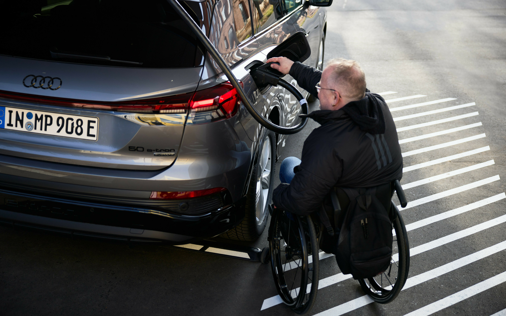 回転式アーム採用などバリアフリー設計の「Audi charging hub」