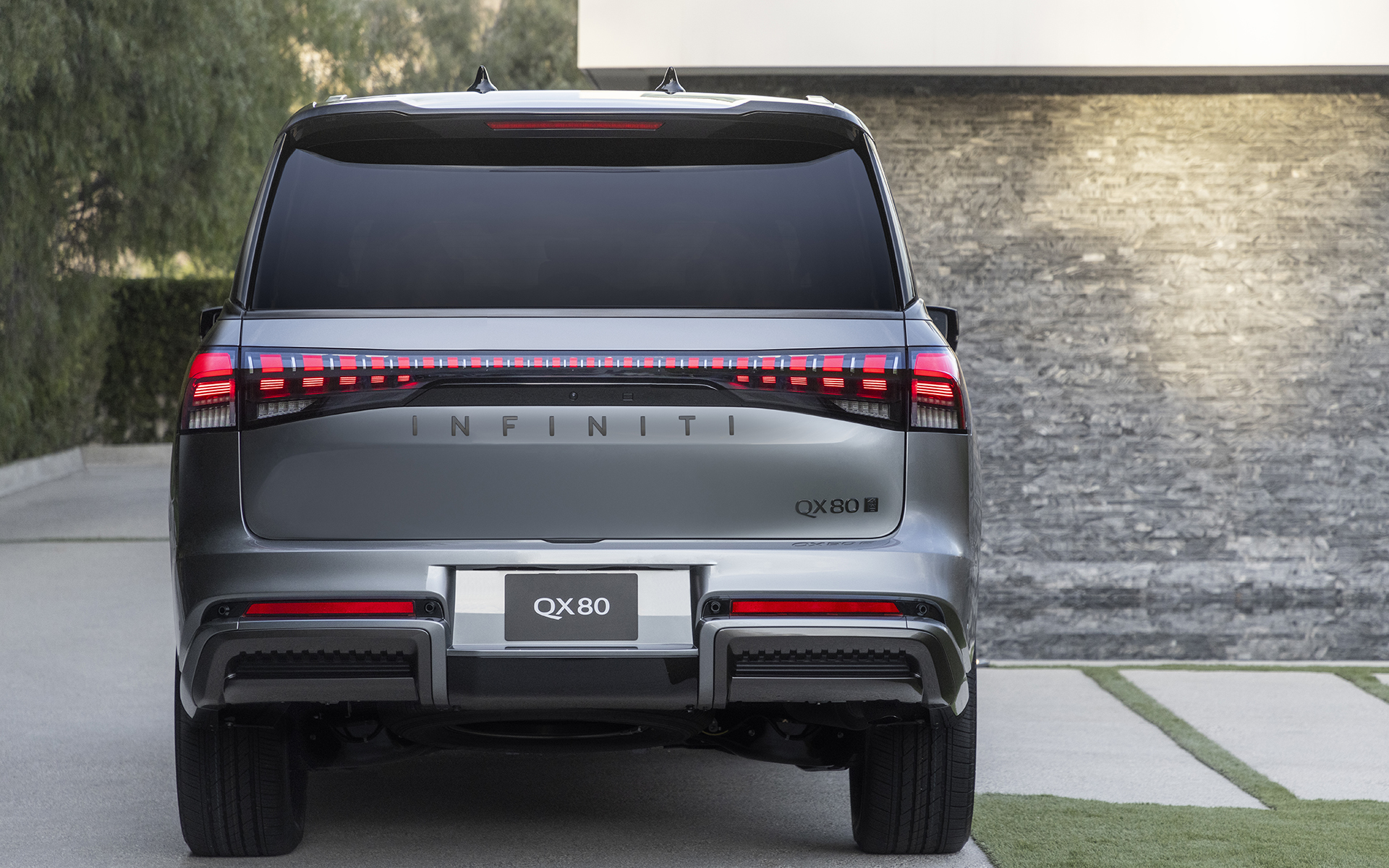 新型QX80ではインテリジェントキーを持ってクルマに近づくと、フラッシュドアハンドルが自動的に出現するとともに、フロントのINFINITIエンブレムやヘッドライトのLEDによって乗員をお迎えする光の演出を行なう