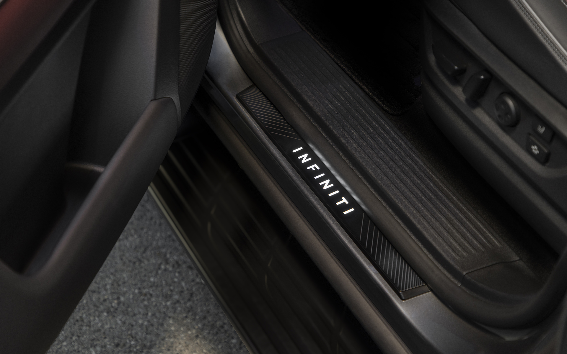 インテリアではダッシュボード上に14.3インチのディスプレイを2個搭載したほか、セグメント初のテクノロジー「バイオメトリック クーリング」などを搭載