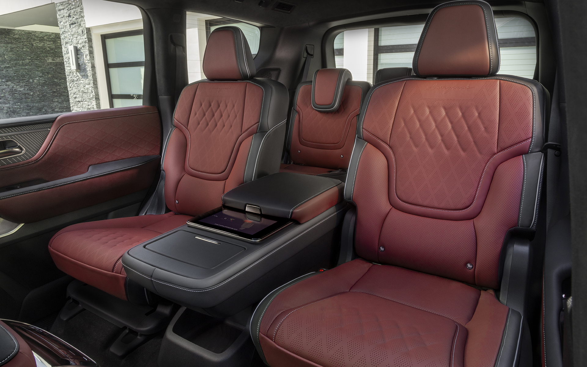 インテリアではダッシュボード上に14.3インチのディスプレイを2個搭載したほか、セグメント初のテクノロジー「バイオメトリック クーリング」などを搭載