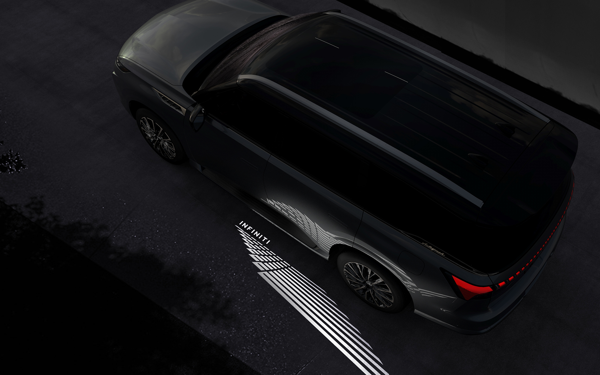 新型QX80ではインテリジェントキーを持ってクルマに近づくと、フラッシュドアハンドルが自動的に出現するとともに、フロントのINFINITIエンブレムやヘッドライトのLEDによって乗員をお迎えする光の演出を行なう