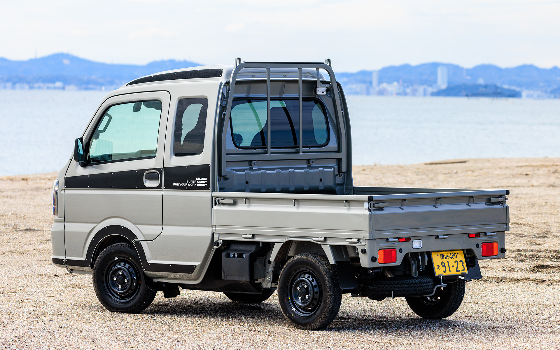 撮影車両のボディカラーはクールカーキパールメタリック