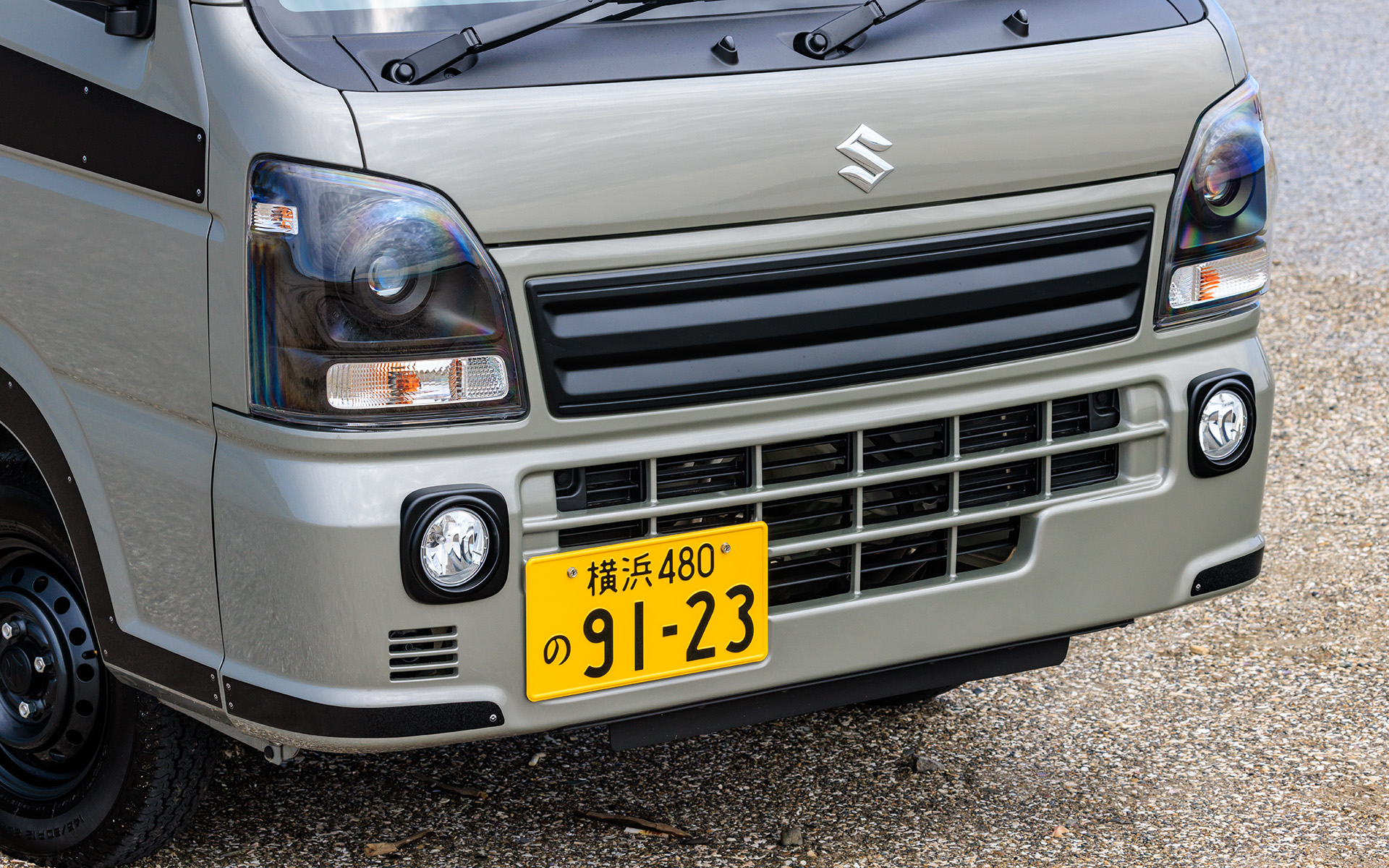 グリル部のガーニッシュは専用のブラックを採用