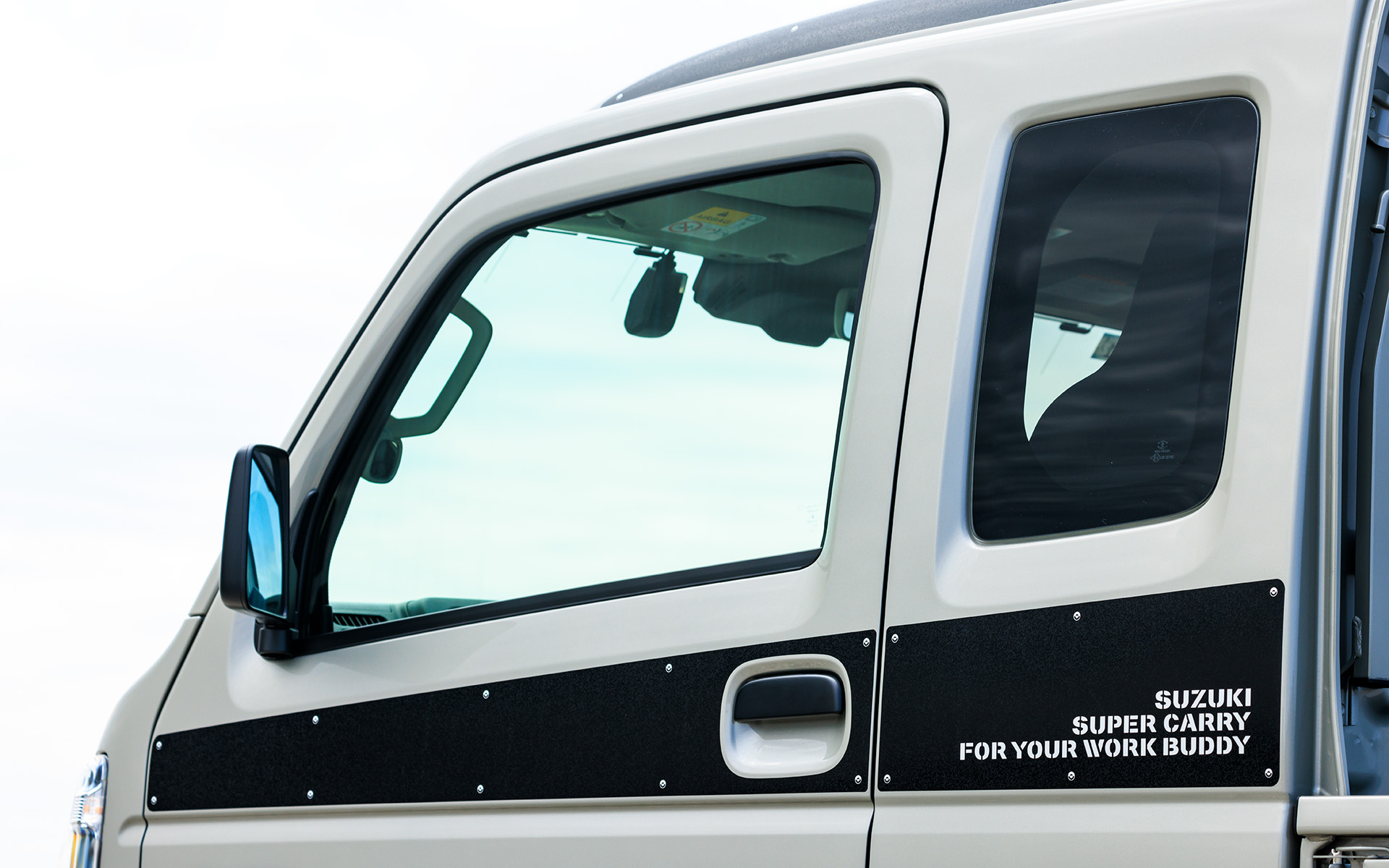 ボディやハイルーフ部の専用デカールがX リミテッドの証