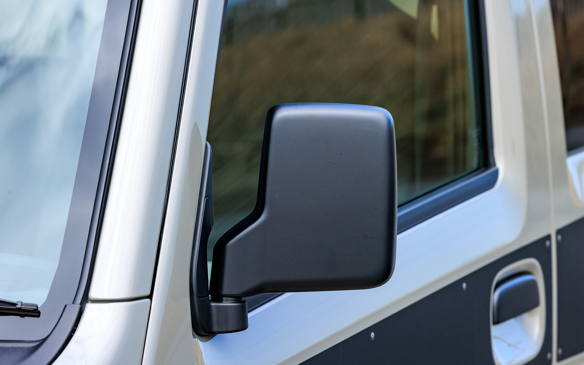 ドアミラーやドアハンドルもブラック。ドアミラーは手動調節タイプ