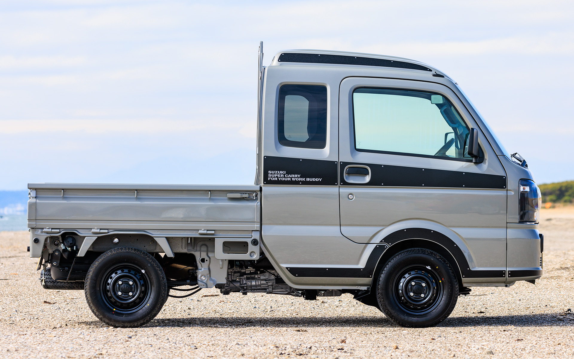 荷台床面地上高は650mm。290mmの高さを持つ“あおり”は3方向とも開閉可能