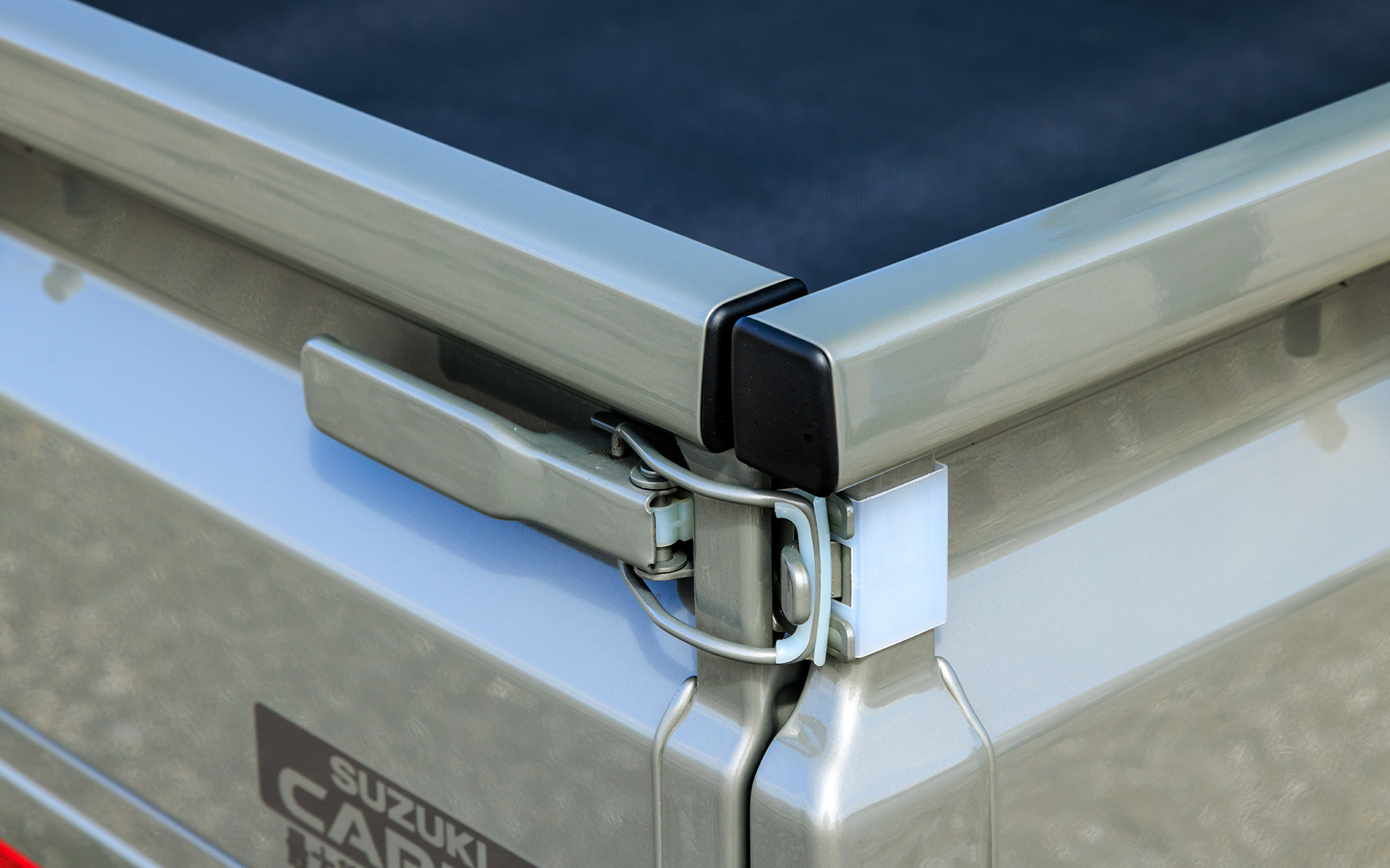 ハンドル部には樹脂製の保護パーツが付いている