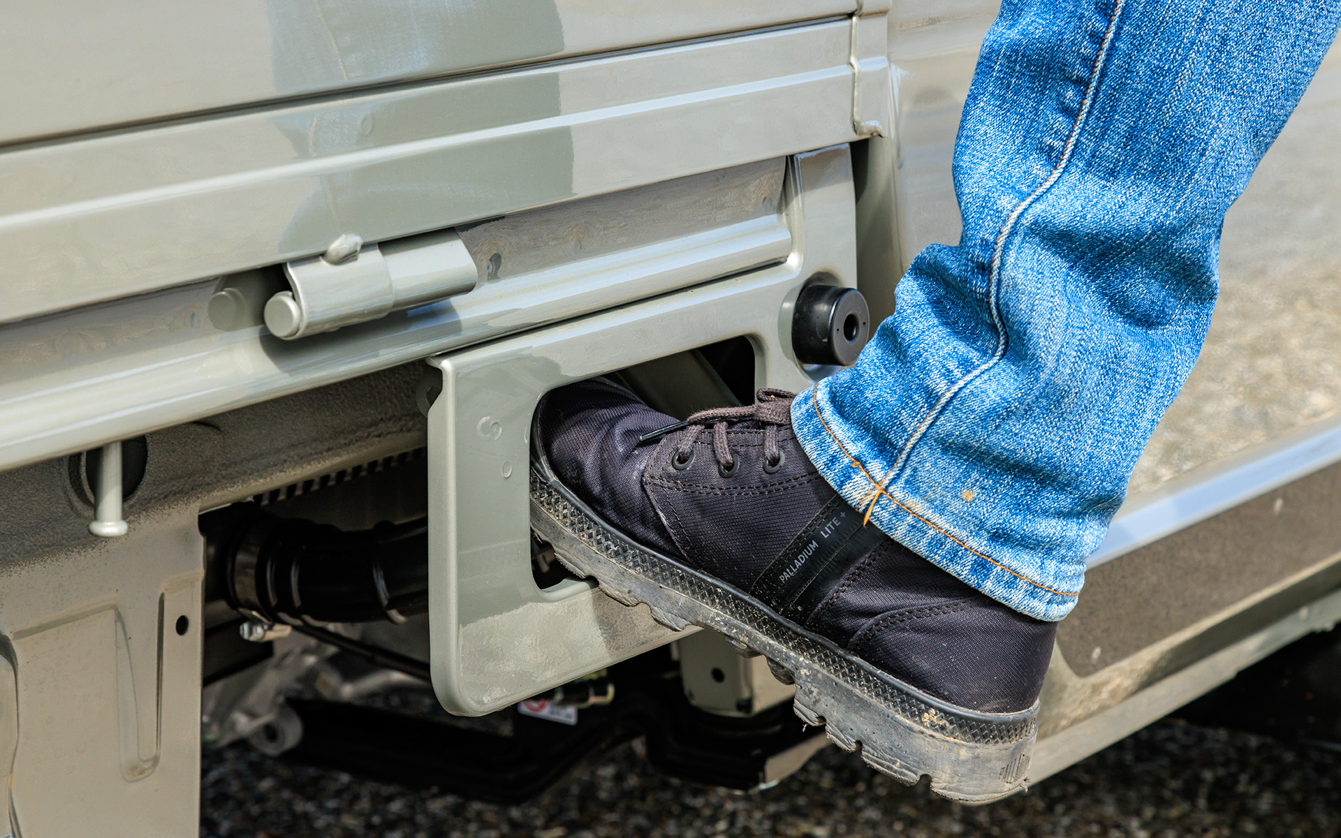 荷台に上がるステップは運転席側のみに用意。キャリイは助手席側にも用意される