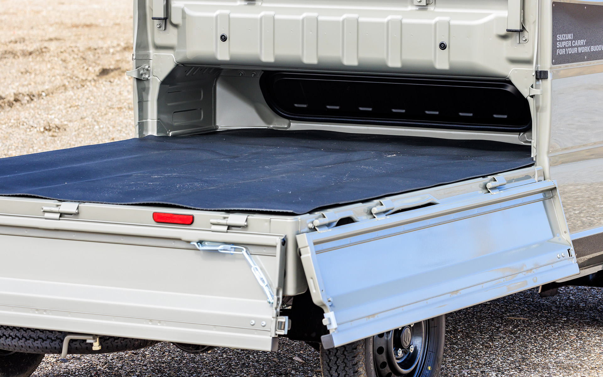 荷台フロア長はキャビン下部まで伸びており1975mmを確保。キャビン下部のスペースは幅1315mm、高さ230mm