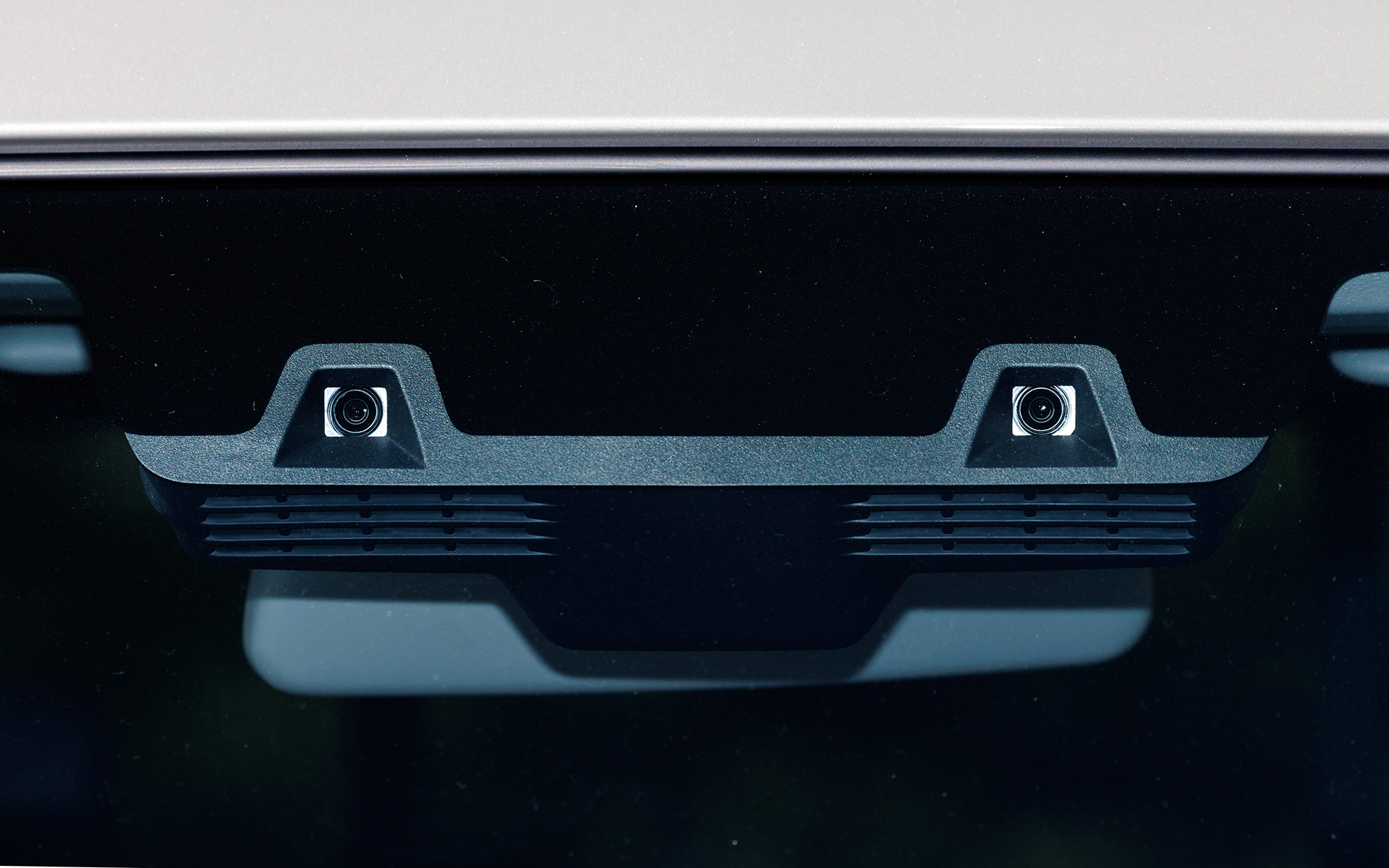 フロントウィンドウ上部に先進安全機能のためのステレオカメラを配置