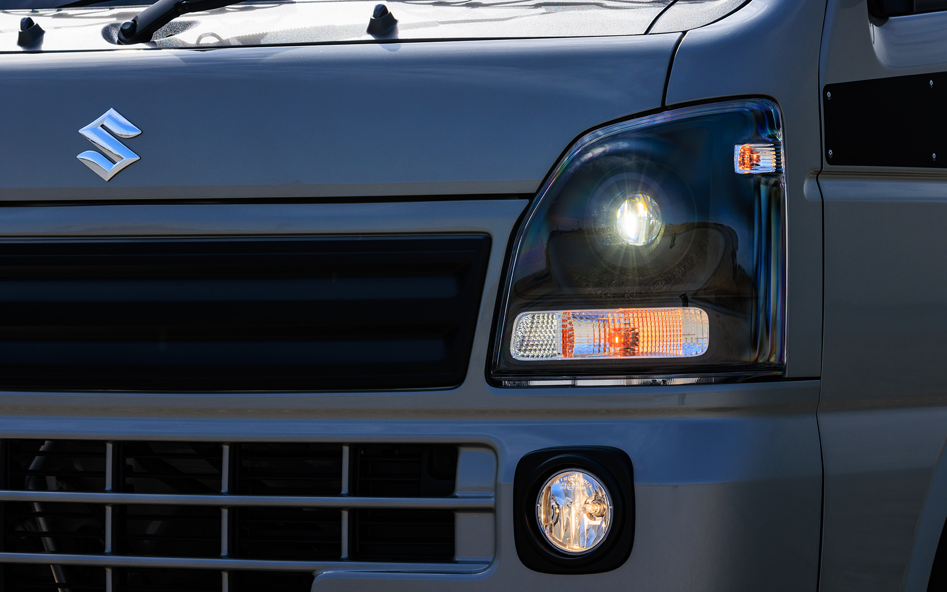 ブラックに塗装された専用LEDヘッドライトを装着。ブラックベゼルに収まるハロゲンタイプのフォグランプも標準装備