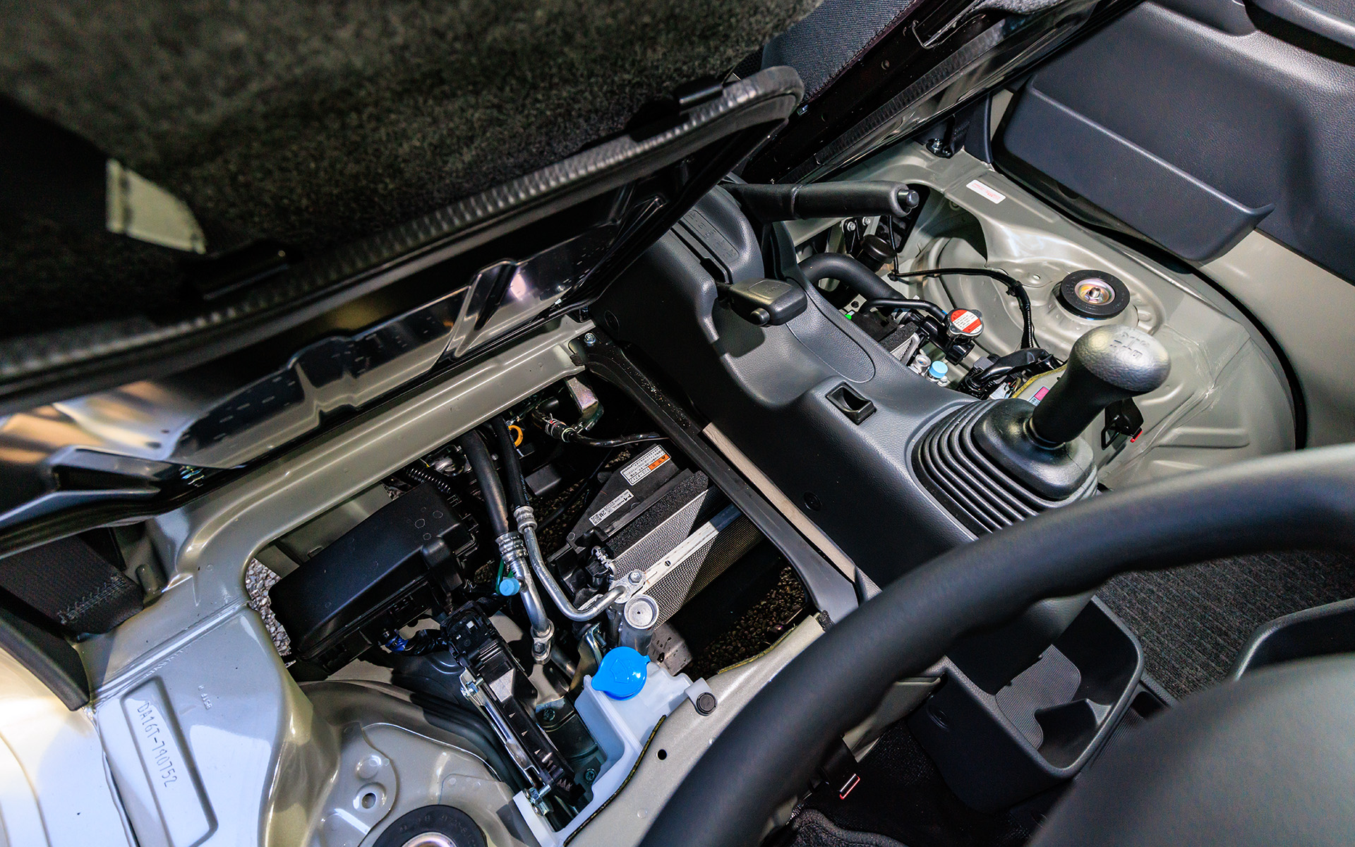 シート下に収まるR06A型エンジン。最高出力37kW（50PS）/6200rpm、最大トルク59Nm（6.0kgfm）/3500rpmを発生する