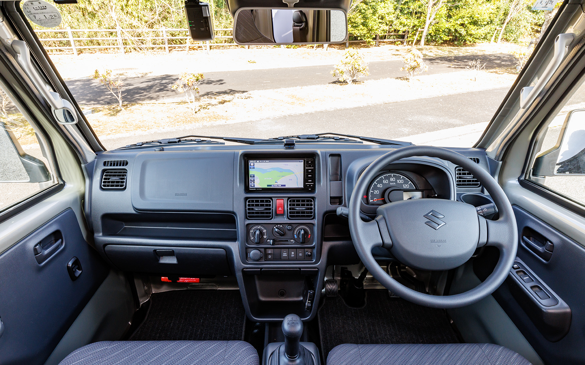 さすがに高級感はないものの乗用車ライクに仕上げられたインパネ