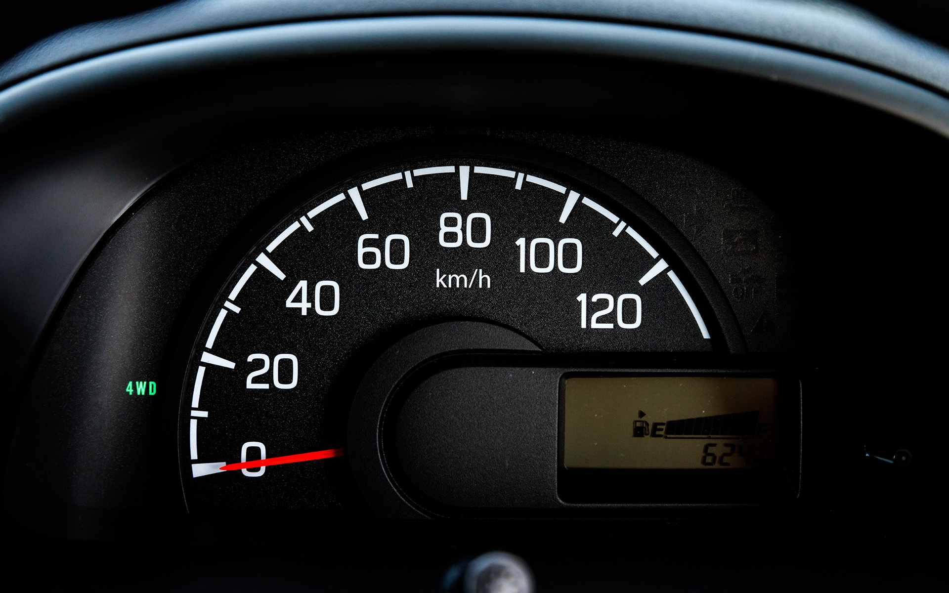 メーターは速度計のみと至ってシンプル。液晶部は燃料系の下部でオドメーターとトリップメーターの切り替えが可能