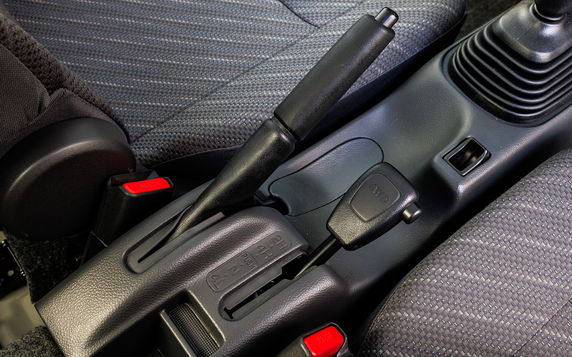 2WD（2H）と4WD（4H）の切り替えは走行中でもOK。ローレンジ（4L）は停車して切り替える必要がある