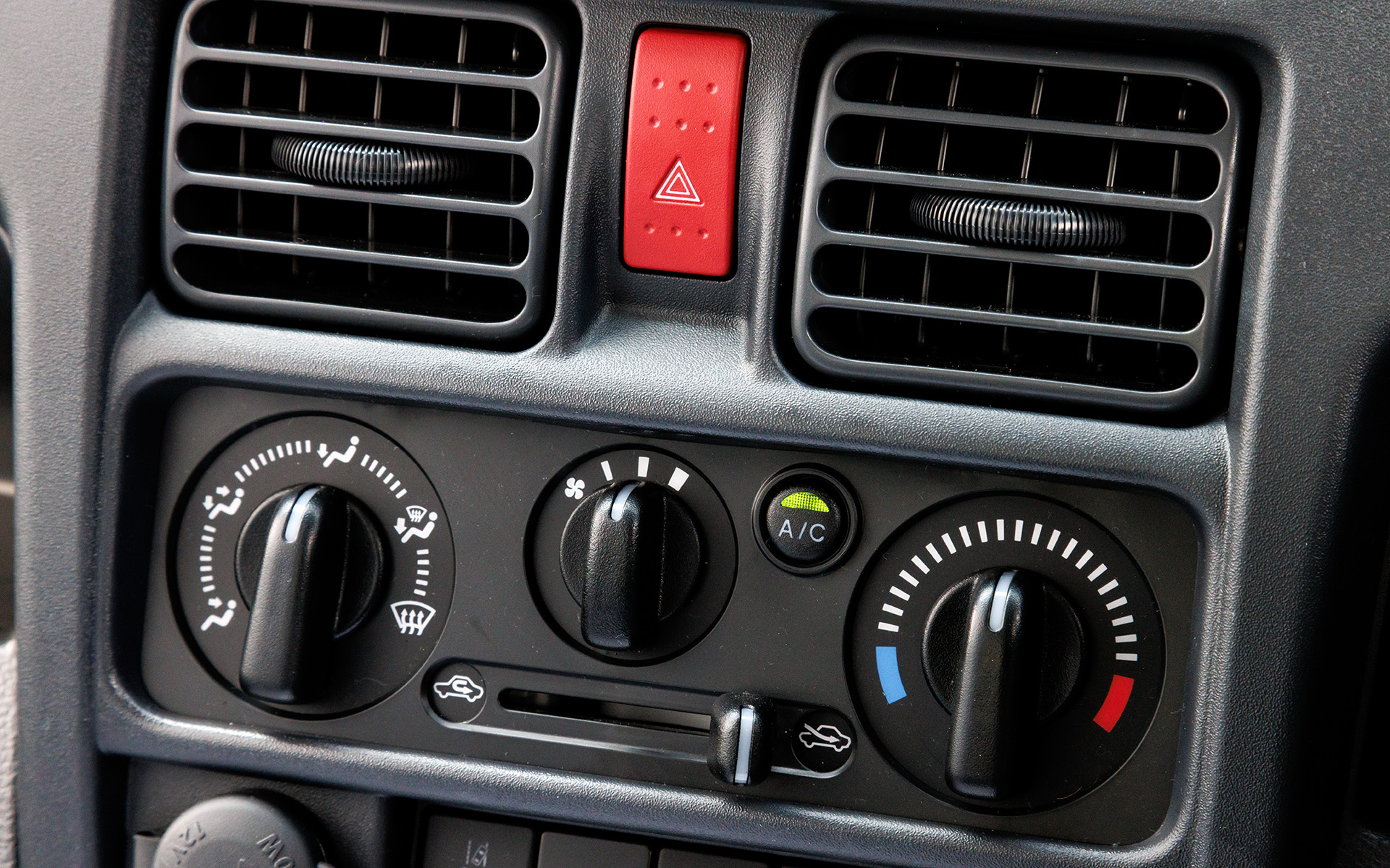 エアコンはマニュアルタイプ